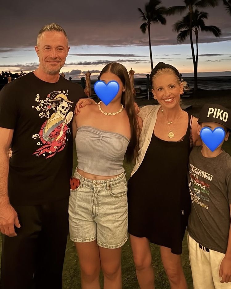 Sarah Michelle Gellar y Freddie Prinze Jr. posaron con sus hijos, Charlotte y Rocky, durante unas vacaciones en familia al atardecer. Las caras de los dos niños estaban tapadas con emojis de corazones azules, siguiendo la costumbre que la pareja tiene desde hace tiempo de proteger su privacidad en las fotos familiares. | Fuente: Instagram/@sarahmgellar
