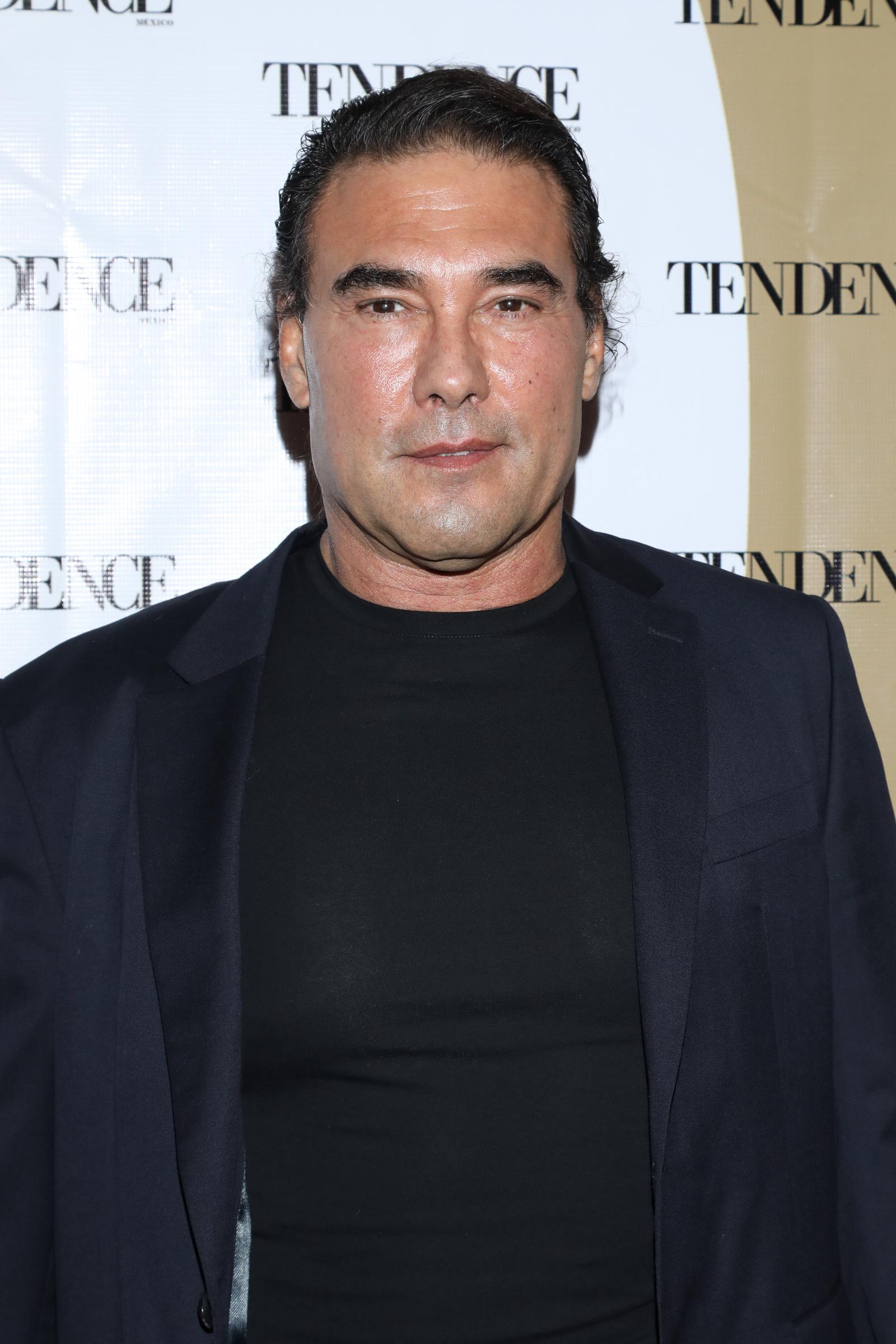 Eduardo Yáñez asiste al lanzamiento del segundo aniversario de la cantante pop colombiana Val Music y la revista Tendence en el Salón Las Tertulias el 22 de septiembre de 2021 en Ciudad de México, México.