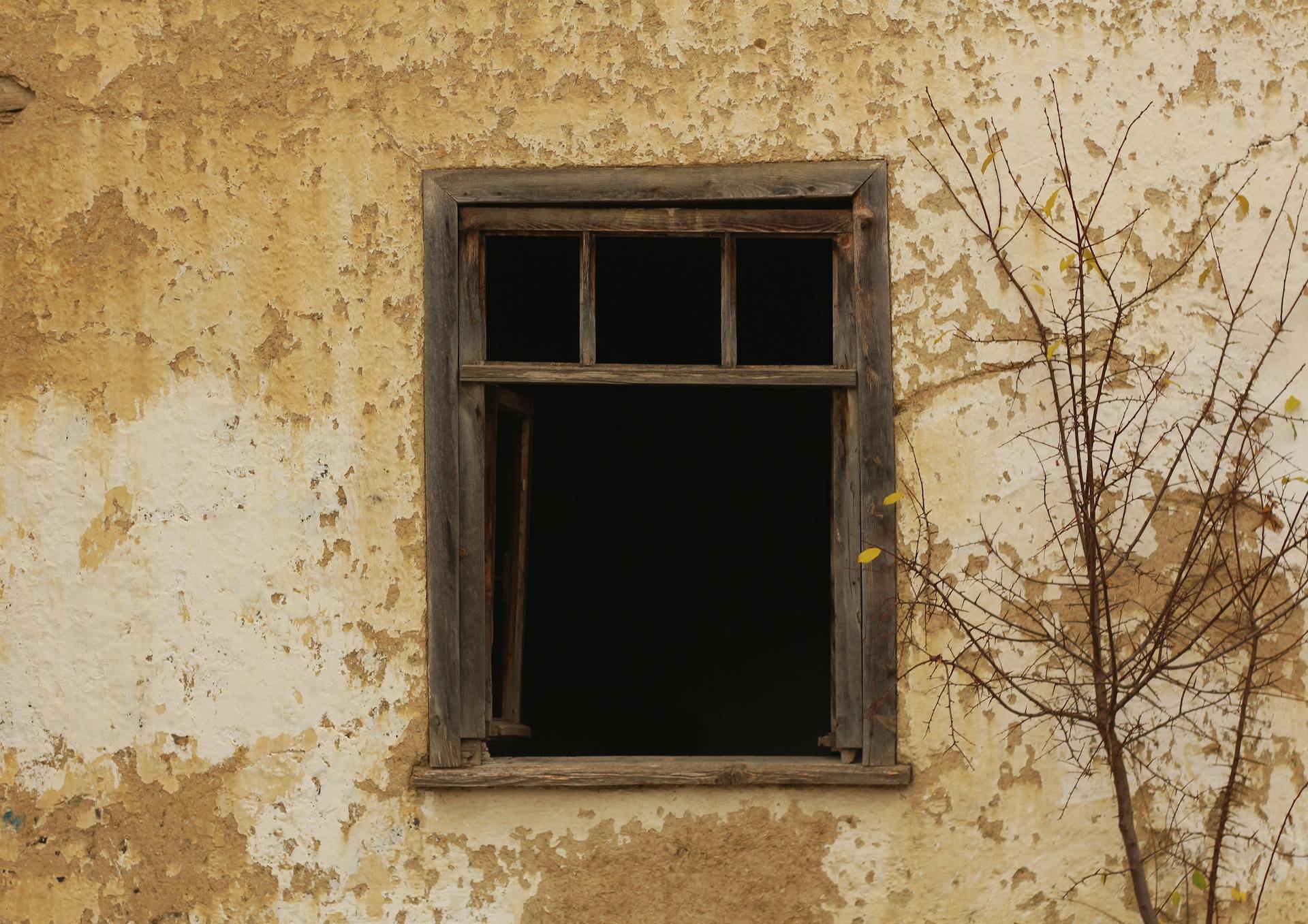 Una ventana rota | Fuente: Pexels