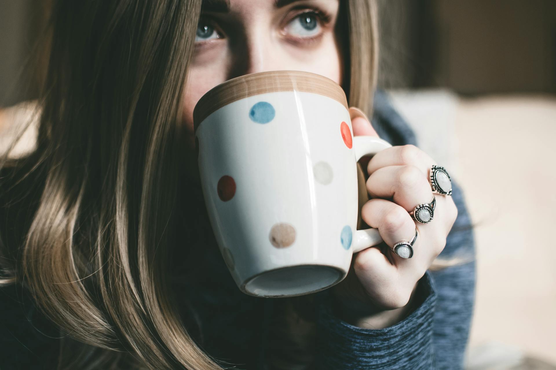 Una mujer tomando café en casa | Fuente: Pexels