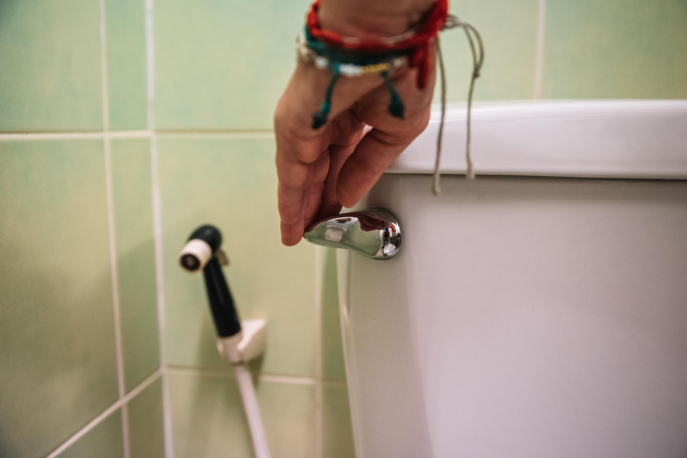 Primer plano de una mano tirando de la cadena | Fuente: Getty Images