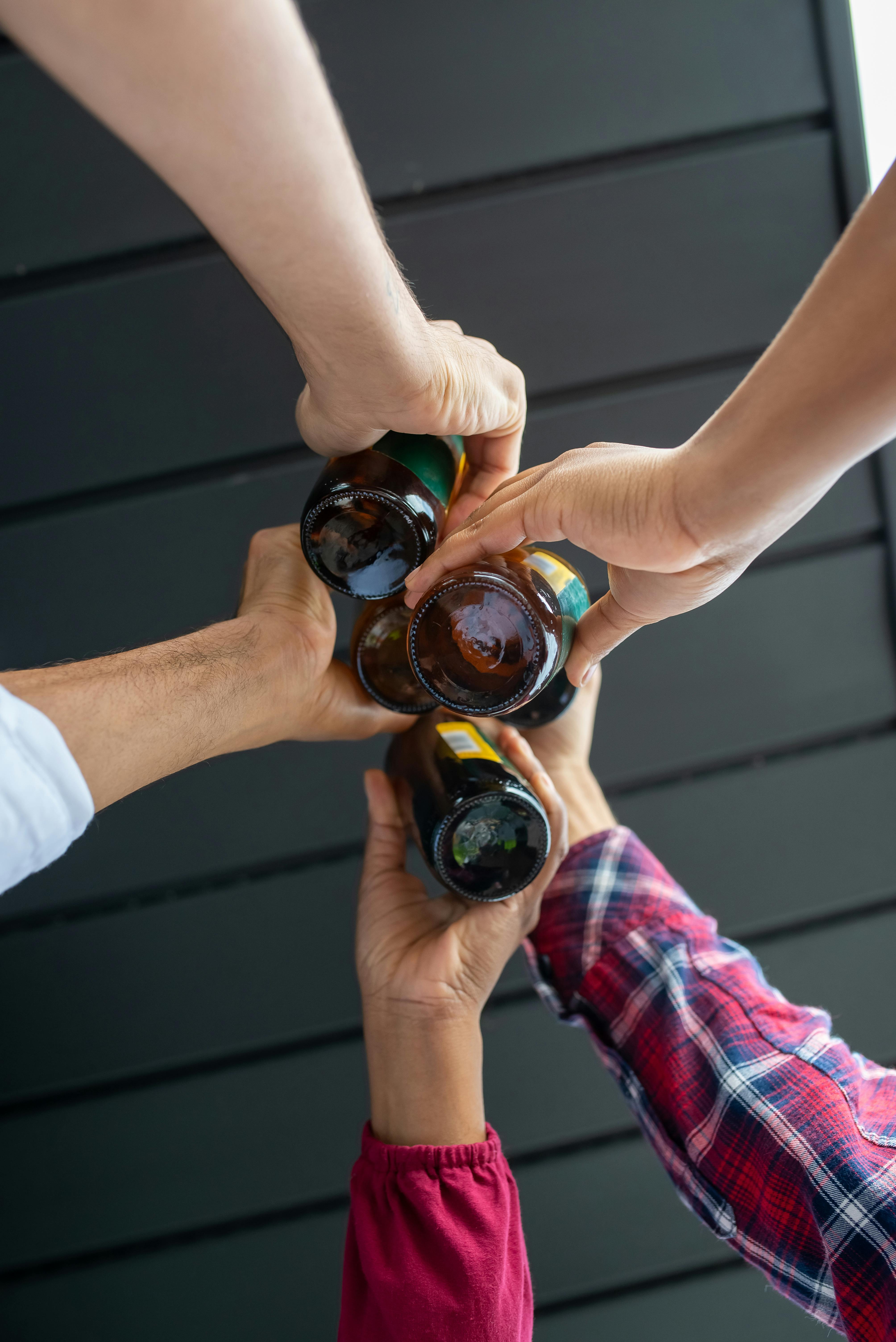 Bebidas levantadas para un brindis | Fuente: Pexels