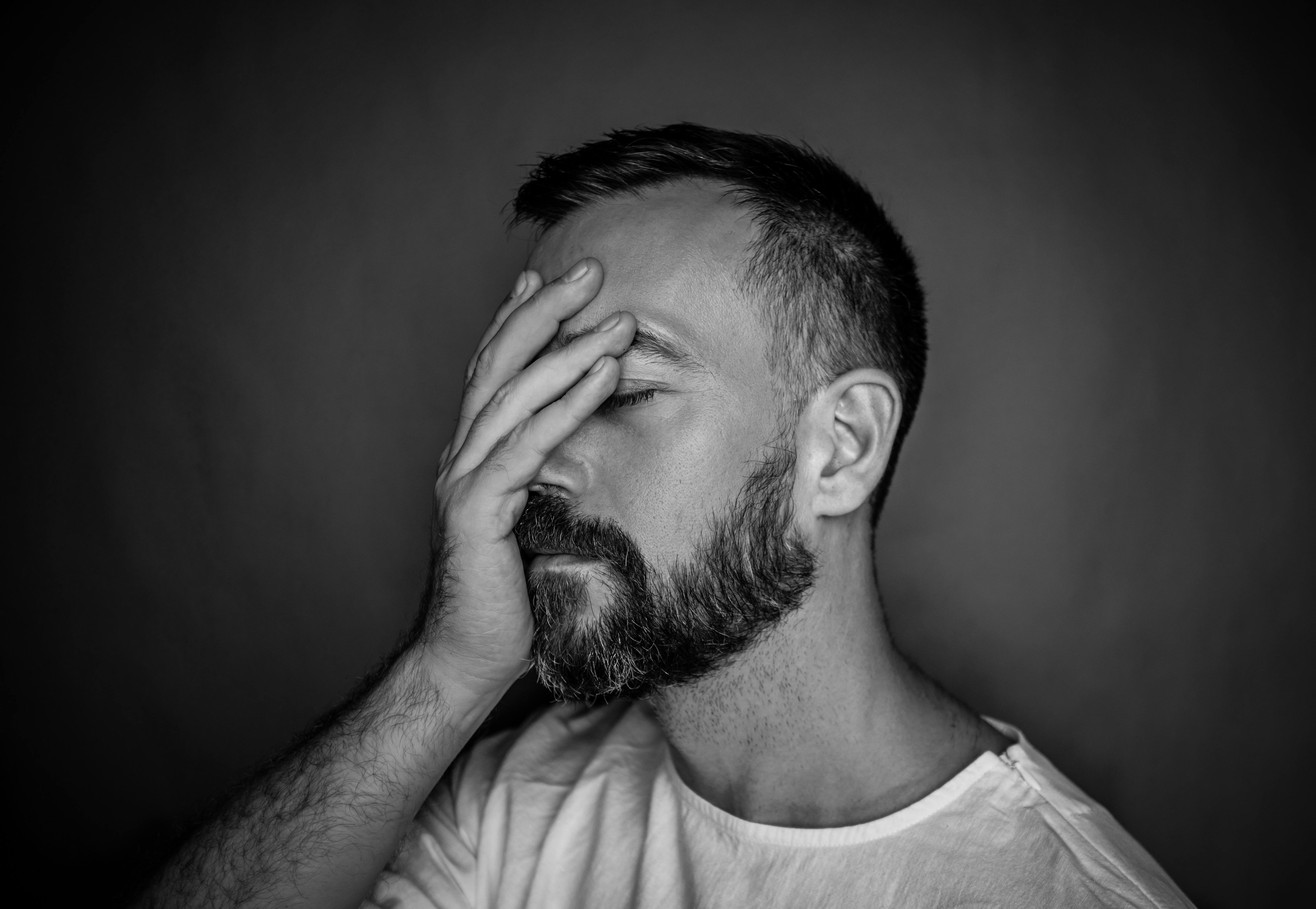 Un hombre estresado | Fuente: Pexels