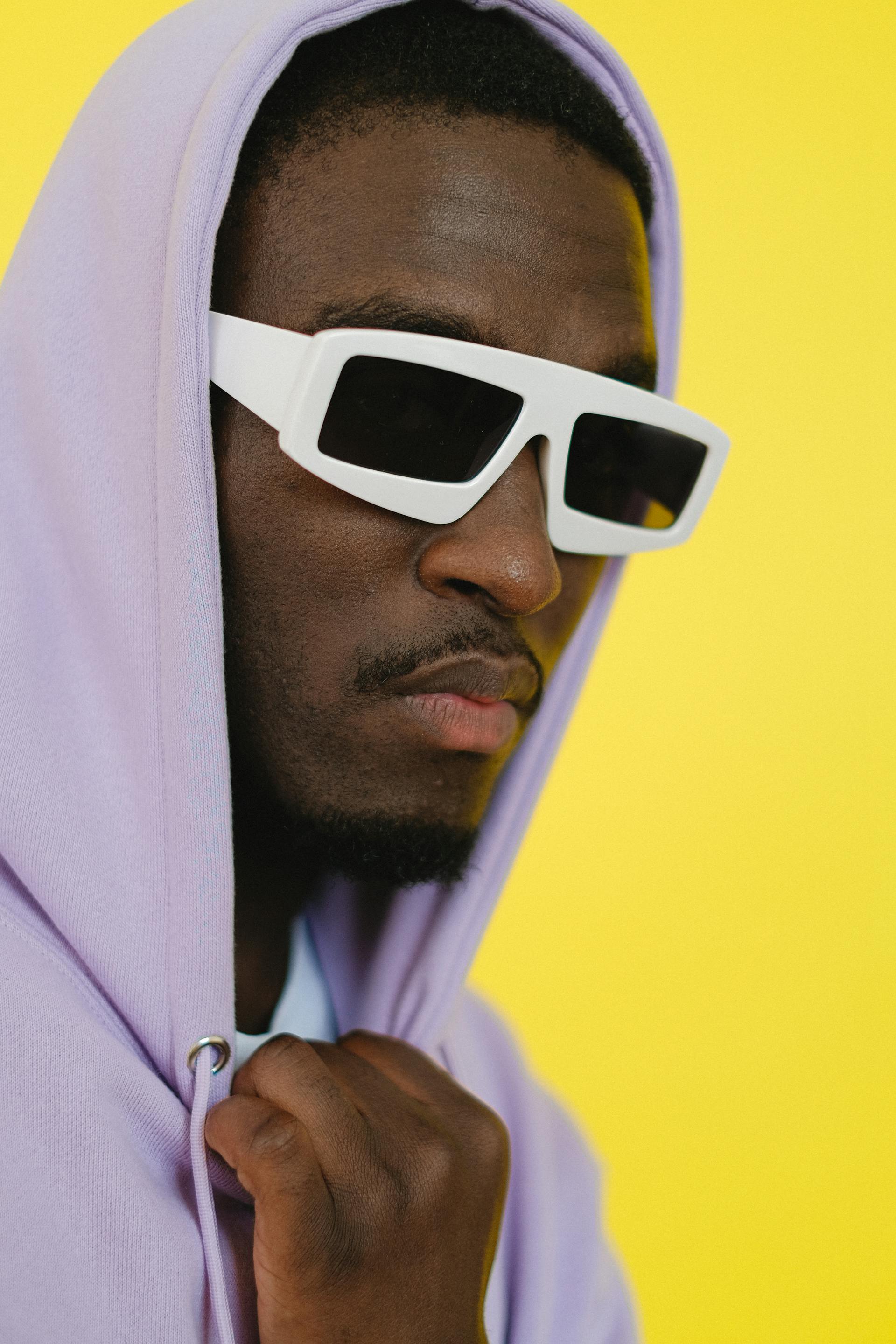 Un hombre con gafas de sol | Fuente: Pexels