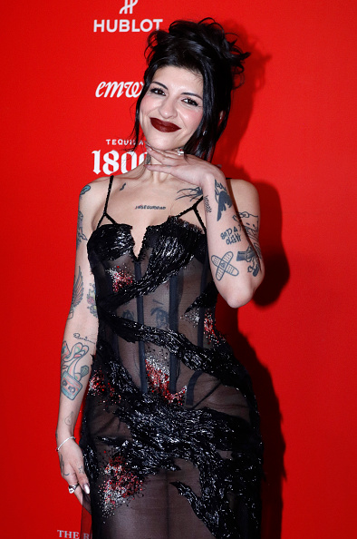 Cazzu posa para una foto en la alfombra roja de "El Hombre del Año 2025" de la revista GQ, en el Antiguo Hotel Reforma, el 1 de noviembre de 2025 en Ciudad de México, México | Fuente: Getty Images