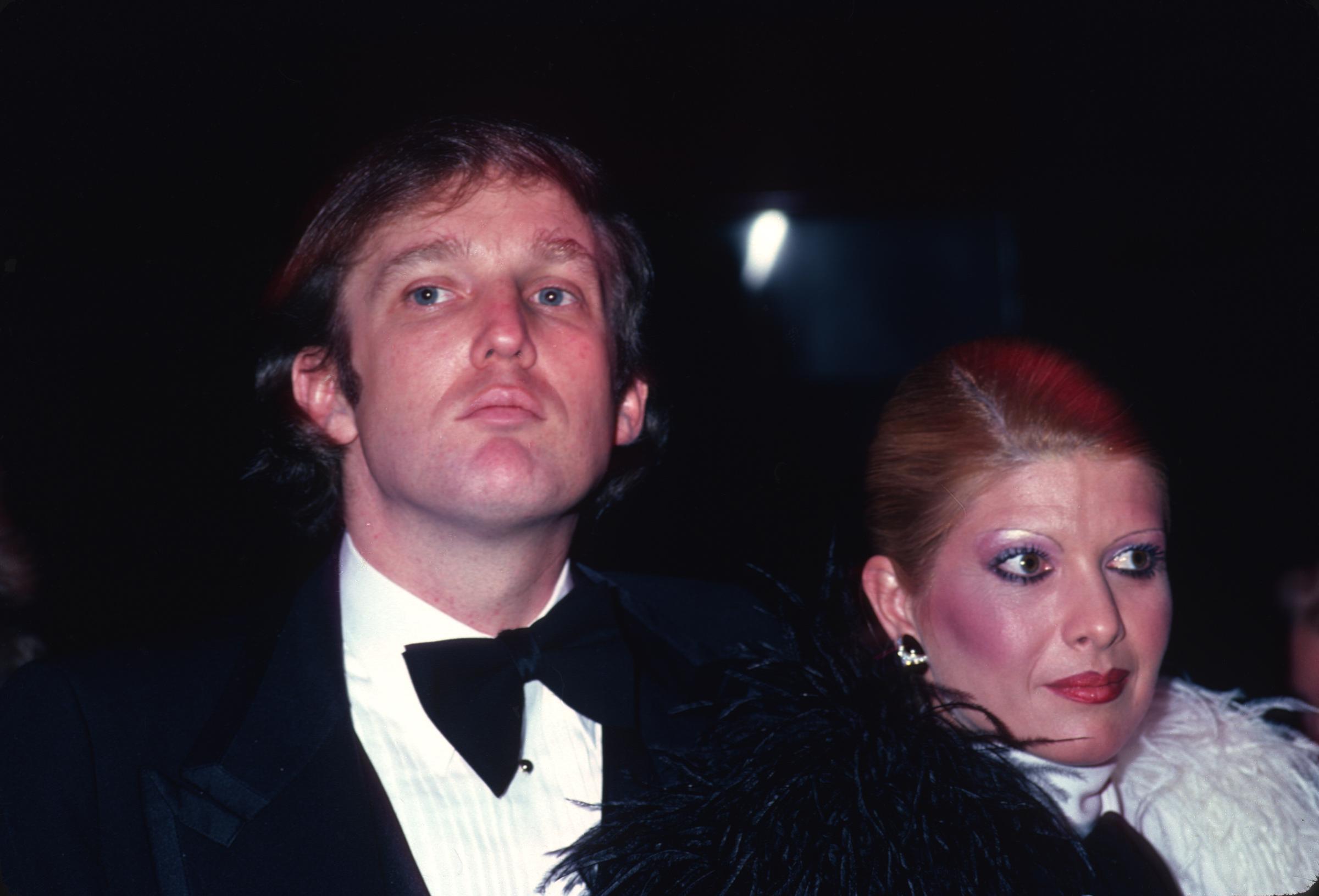 Donald Trump luce una melena abundante de pelo castaño oscuro mientras asiste a la fiesta de cumpleaños de Roy Cohn junto a su entonces esposa, Ivana Trump, en Nueva York, en febrero de 1980.