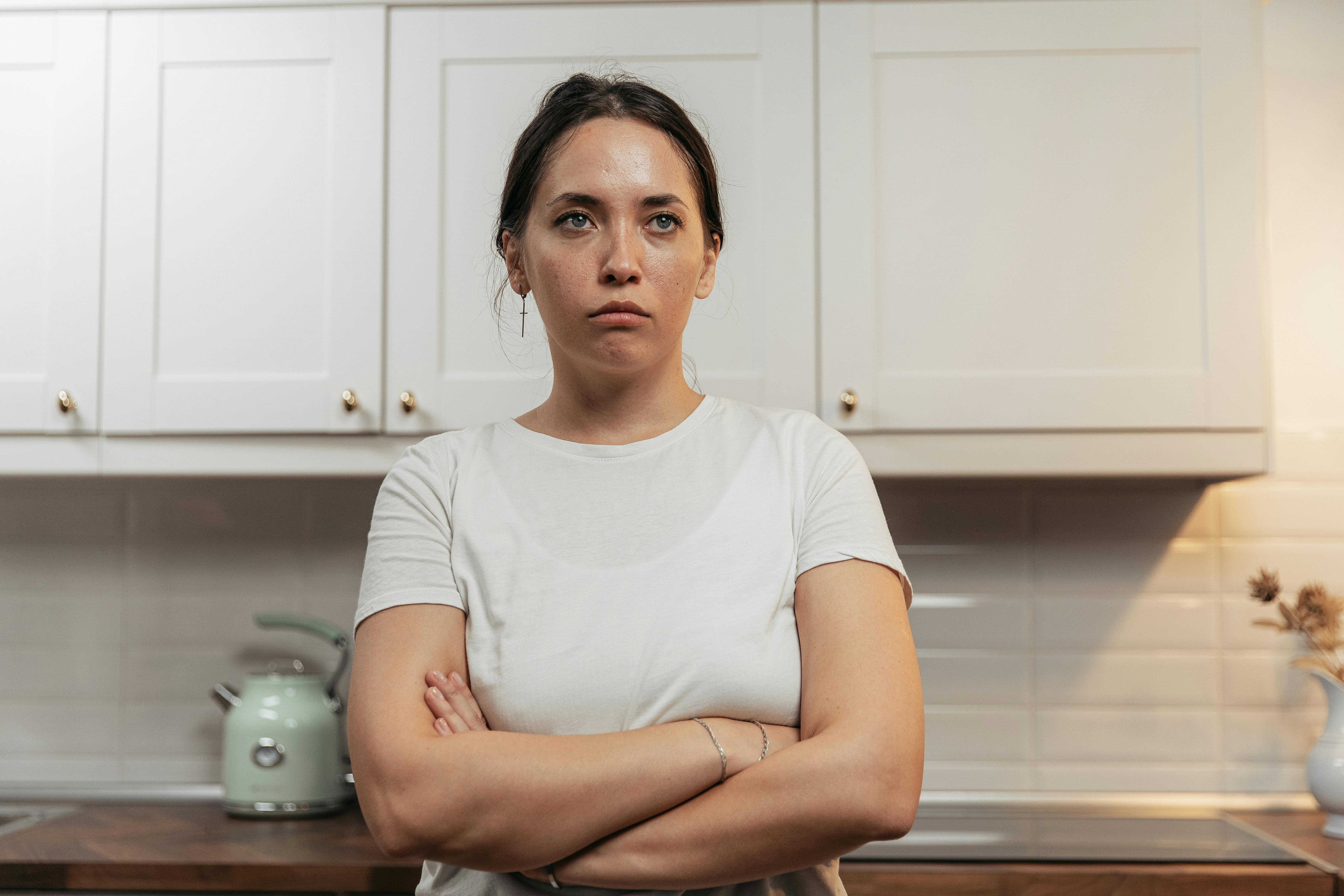 Una mujer disgustada con los brazos cruzados | Fuente: Pexels