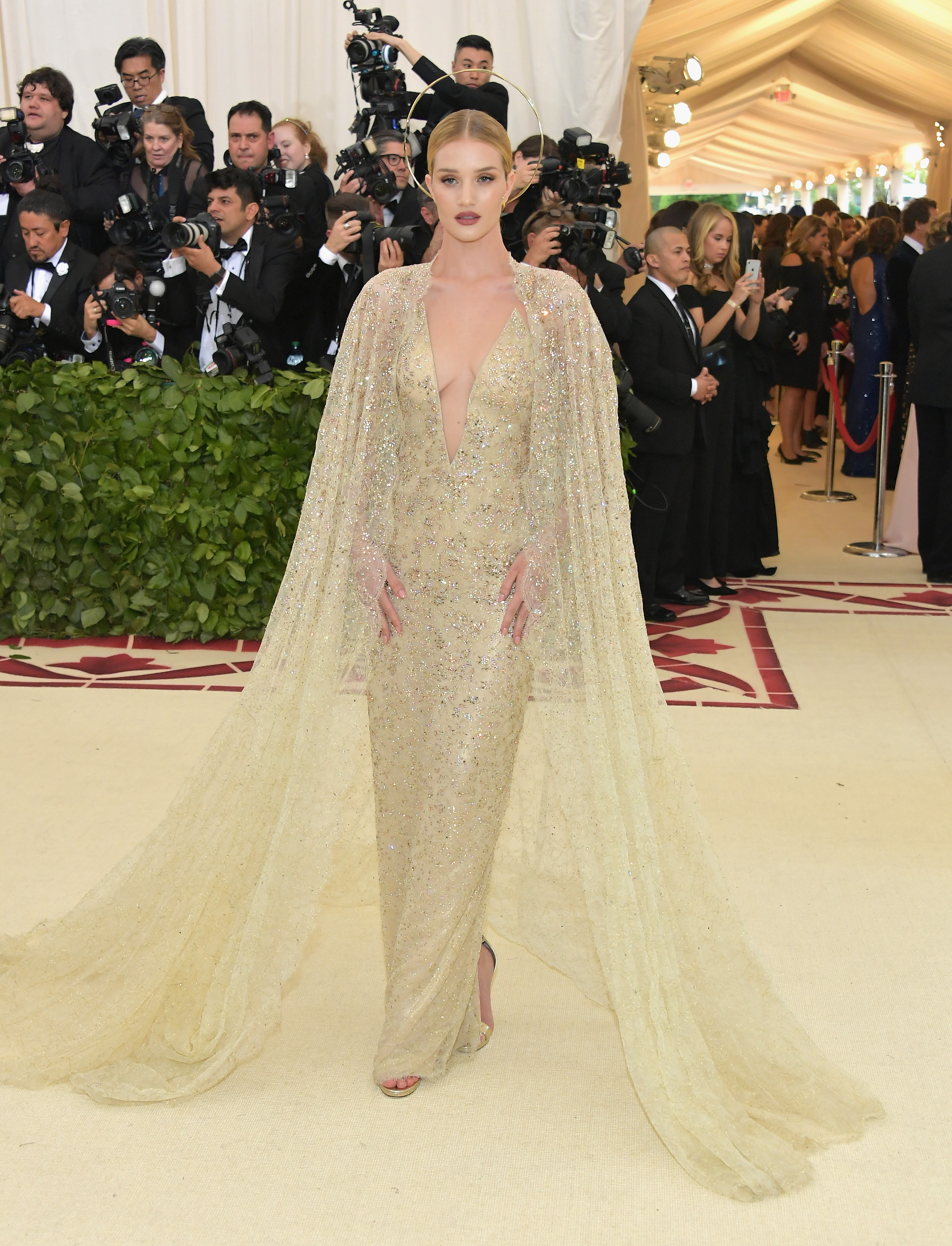 Rosie Huntington-Whiteley canaliza la divinidad moderna en una visión en dorado resplandeciente con un halo etéreo a juego en Heavenly Bodies: Fashion & The Catholic Imagination Costume Institute Gala. | Fuente: Getty Images