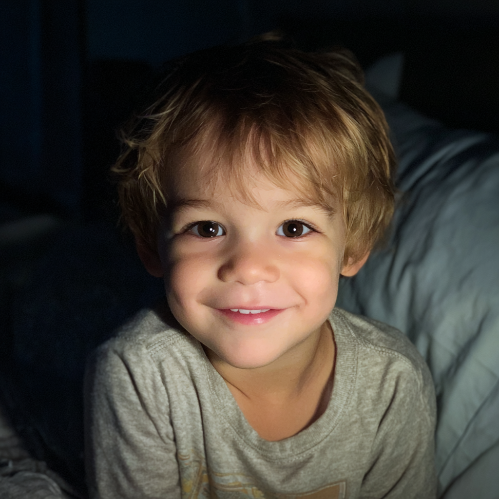 Un niño sonriente sentado en su cama | Fuente: Midjourney