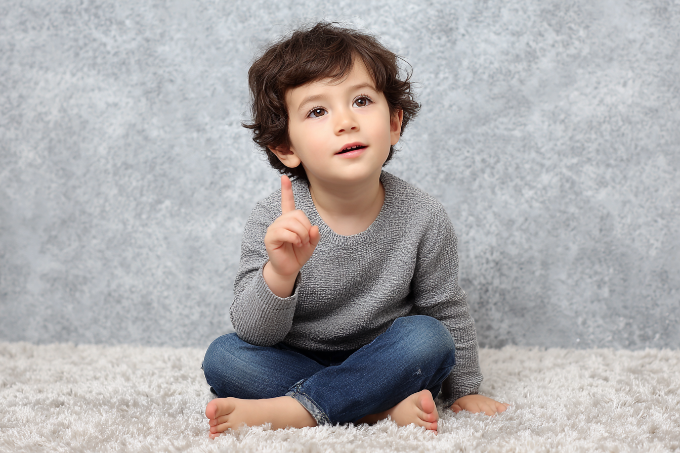 Un niño señalando con el dedo mientras habla | Fuente: Midjourney