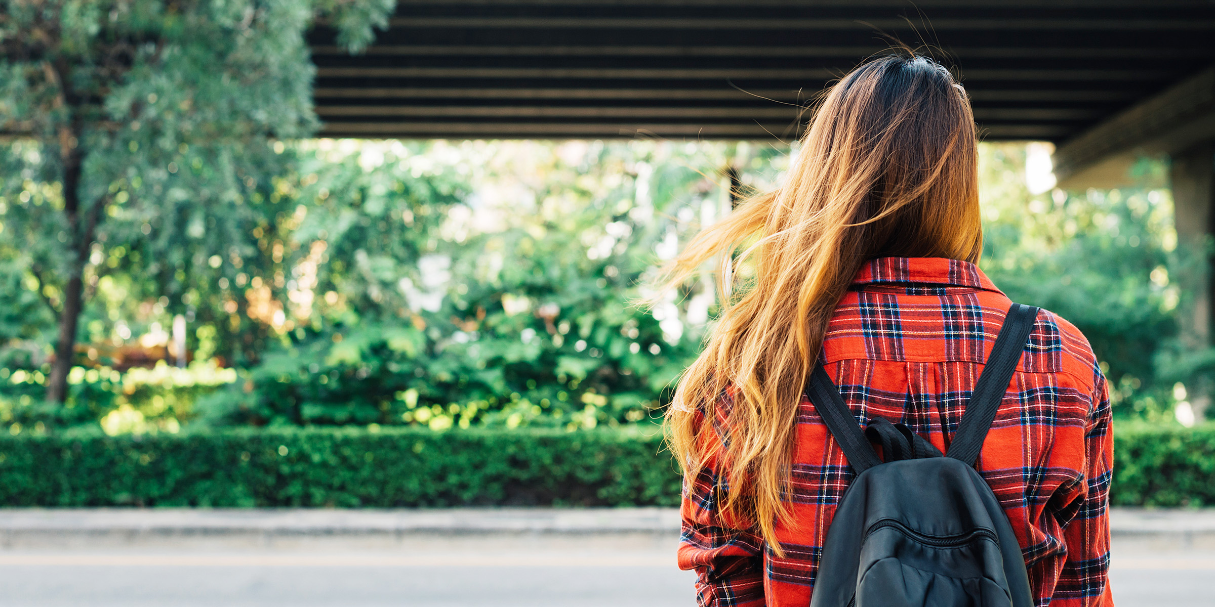 Una mujer de pie con una mochila | Fuente: Freepik