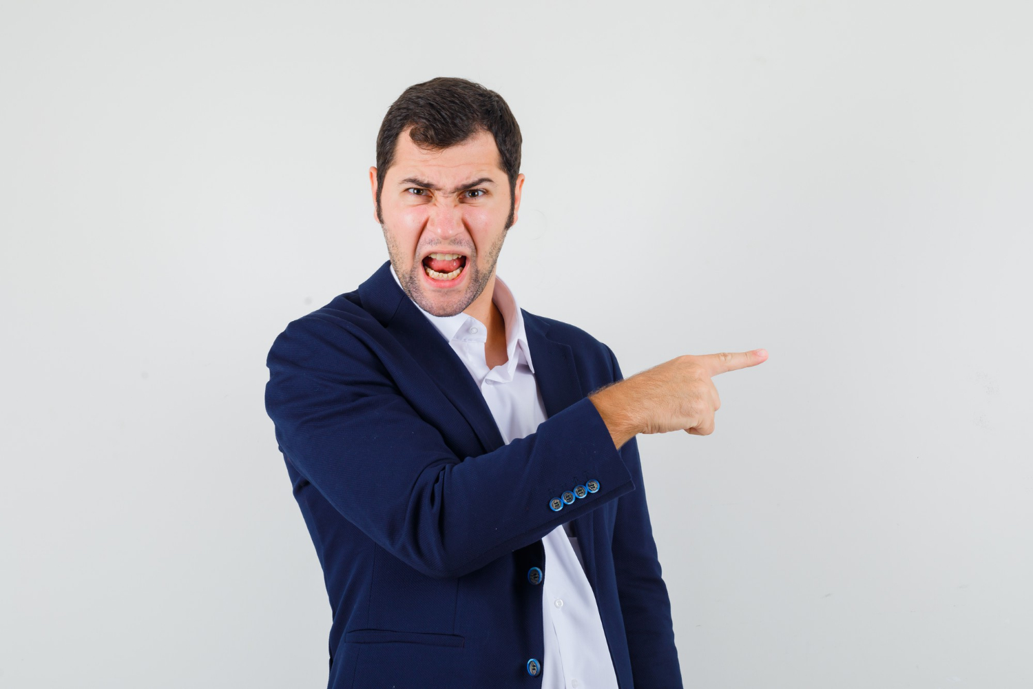 Un hombre enfadado señalando con el dedo | Fuente: Freepik
