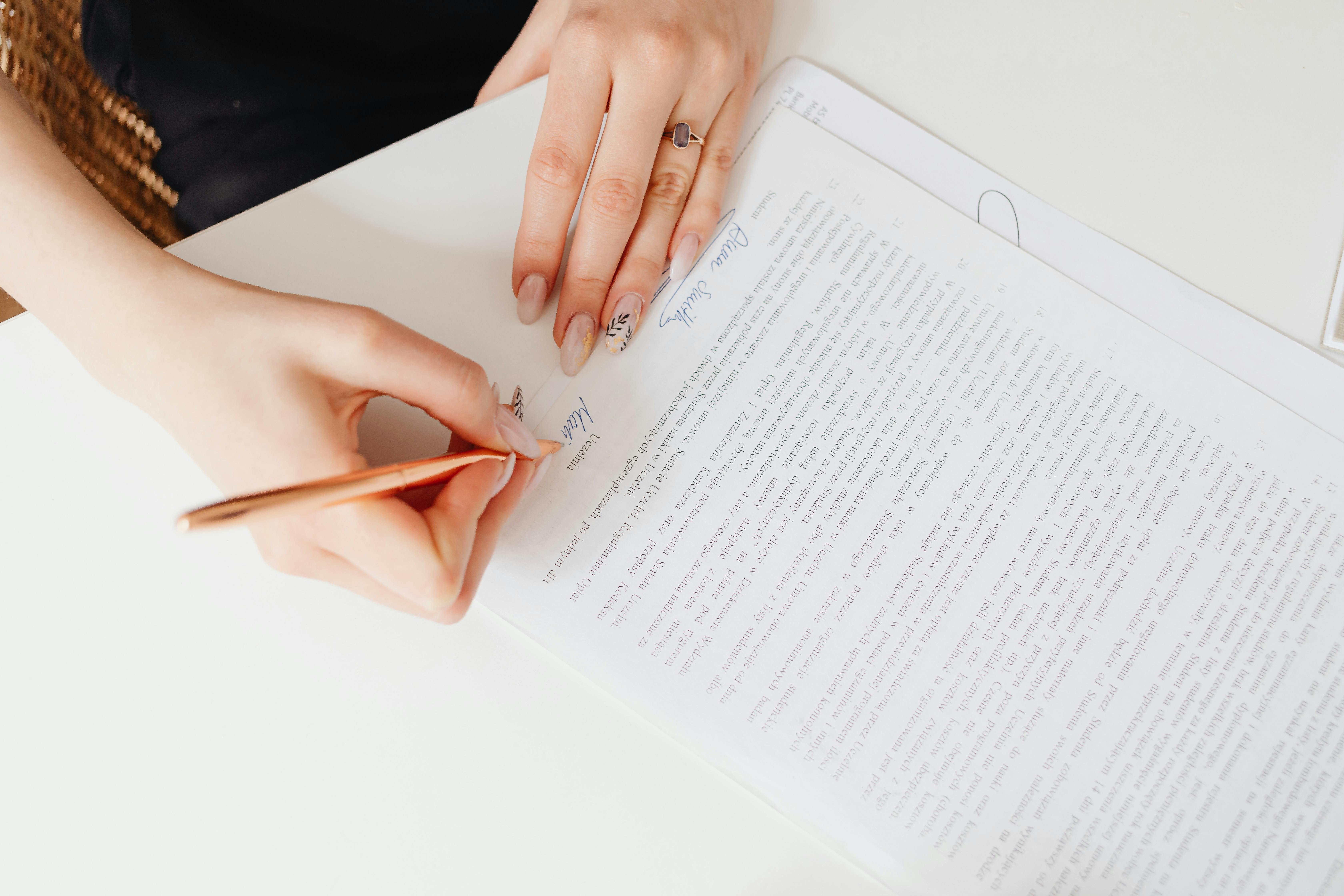 Una mujer firmando un documento oficial | Fuente: Pexels