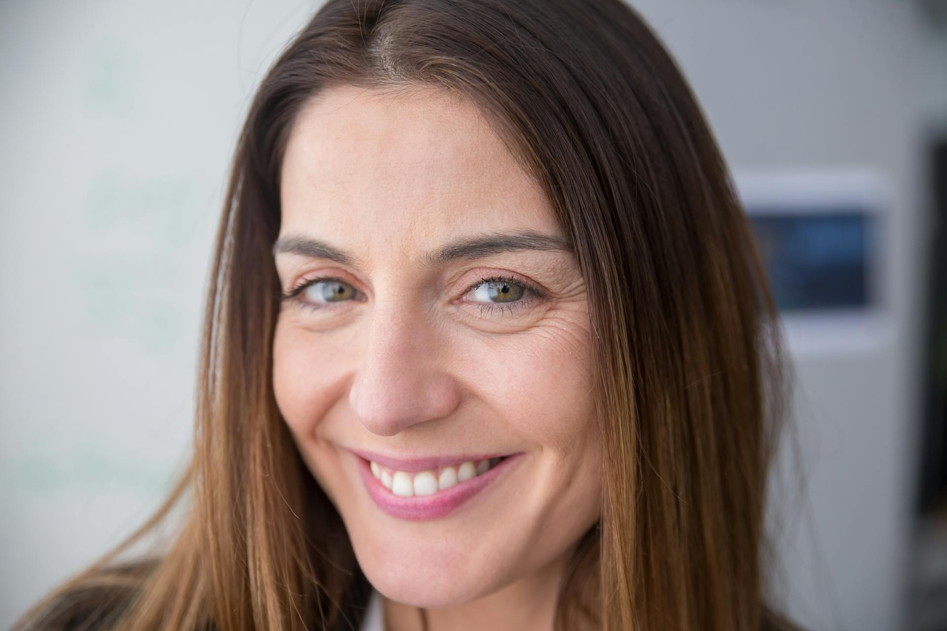 Una mujer sonriente | Fuente: Pexels