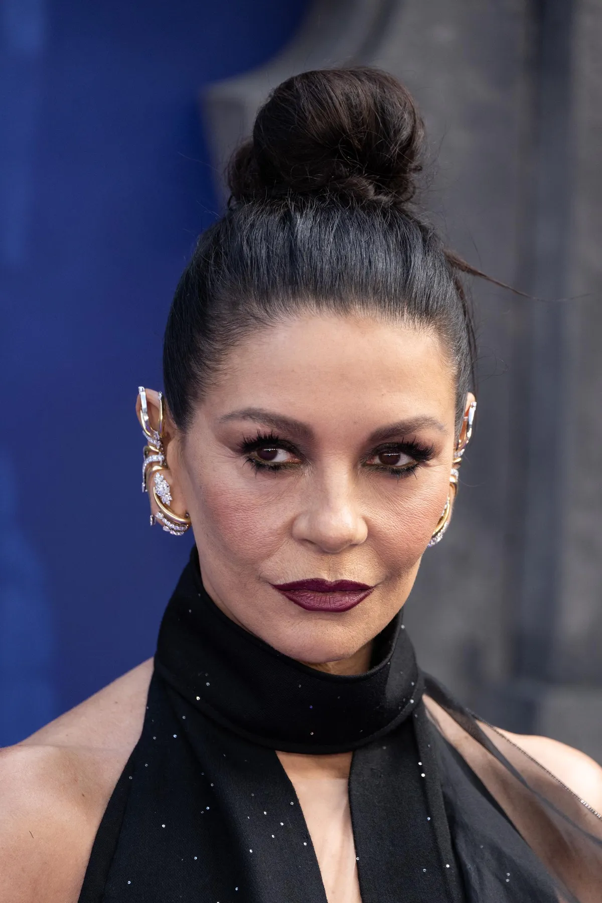 El atrevido maquillaje de Catherine Zeta-Jones para el estreno de la temporada 2 de "Wednesday" el 30 de julio de 2025 en Londres, Inglaterra.