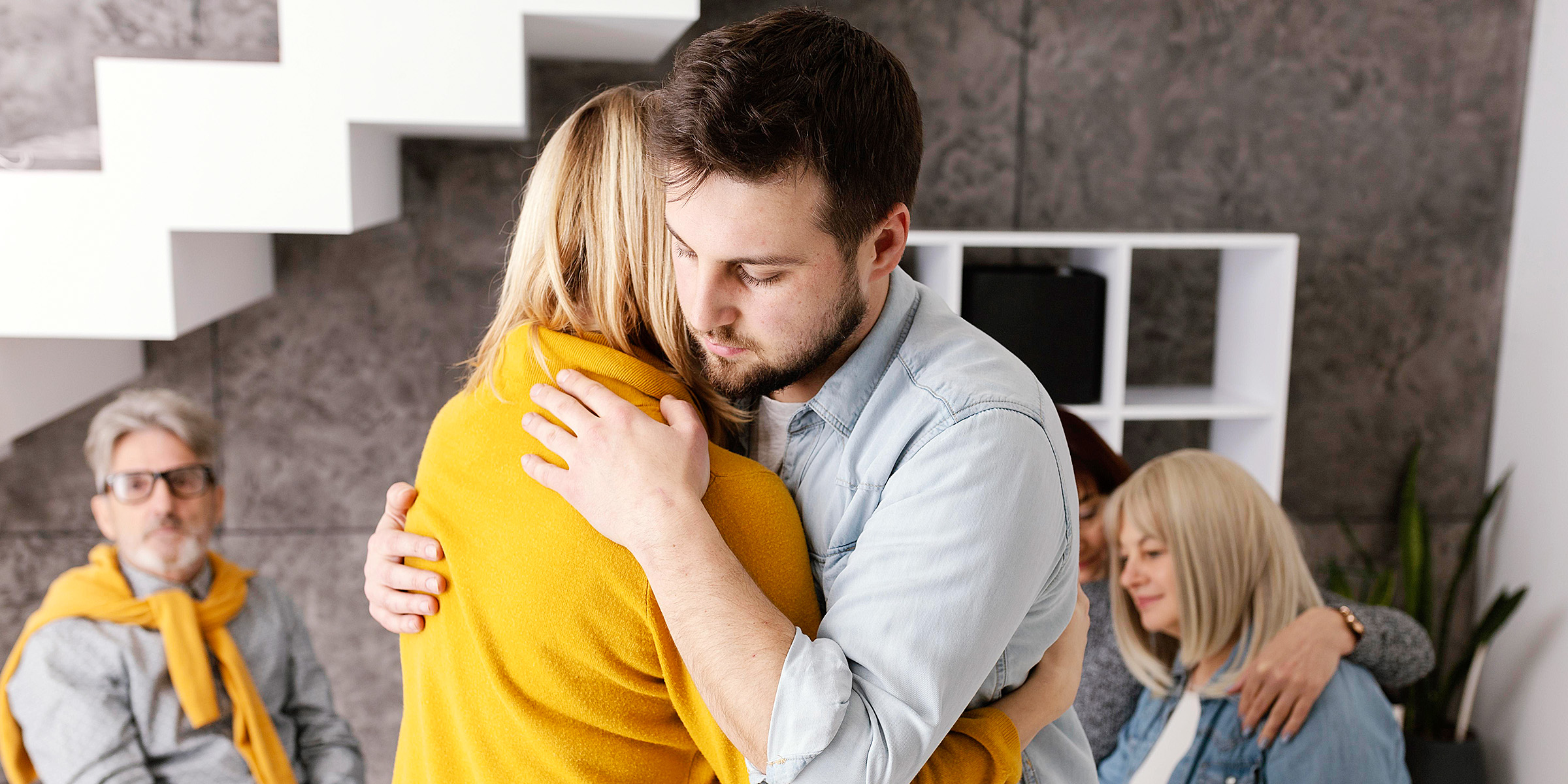 Hombre y mujer abrazándose | Fuente: Freepik
