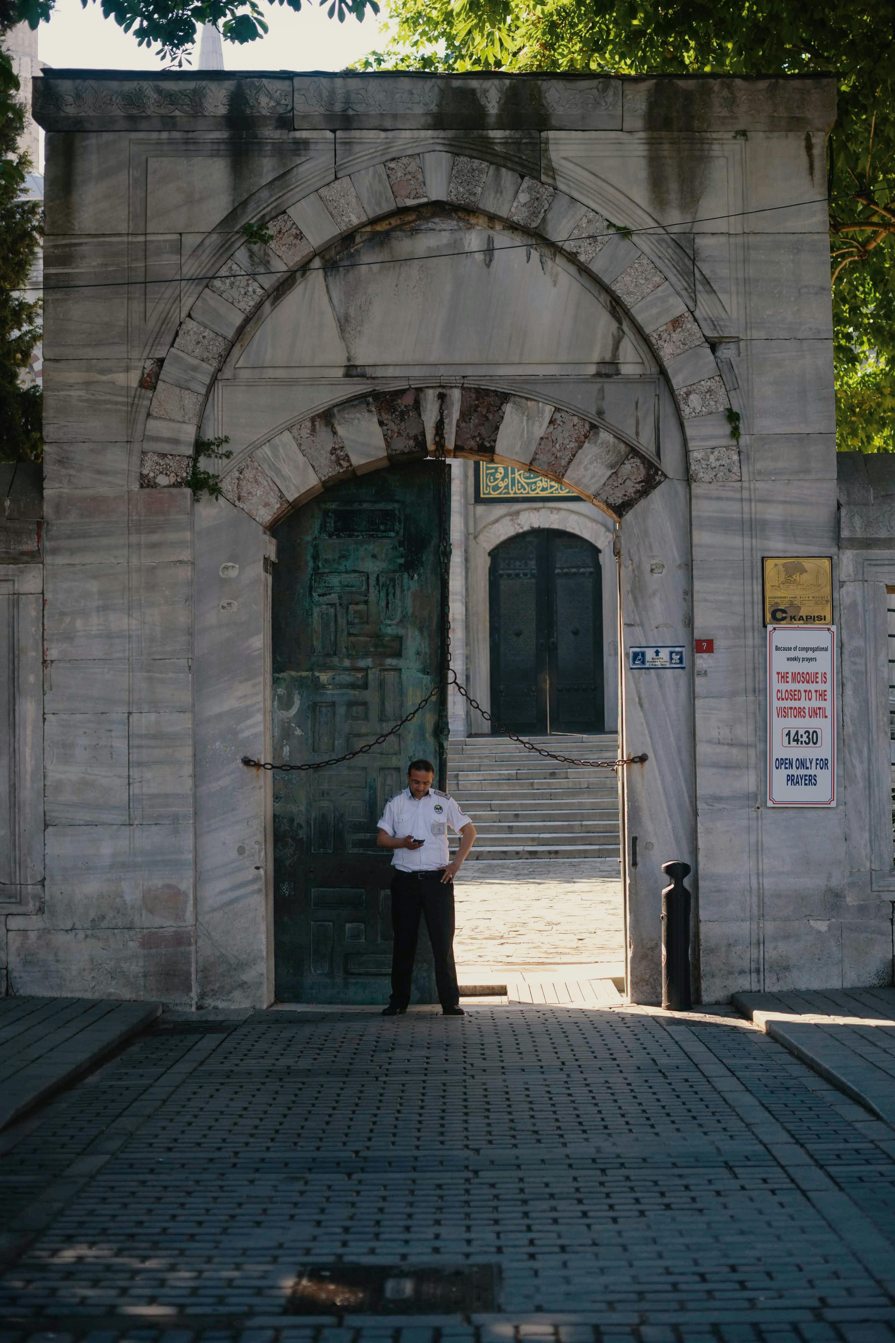 Un guardia en la puerta de un edificio | Fuente: Pexels
