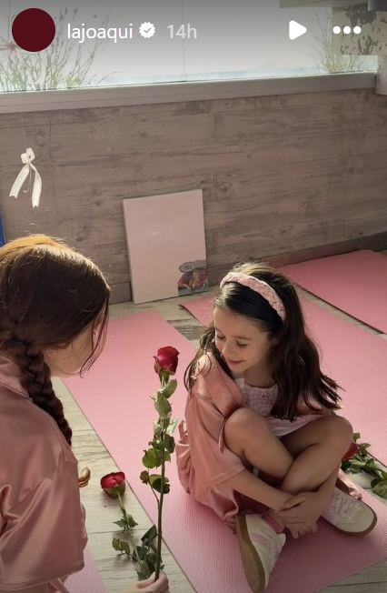 Eva, la hija pequeña de La Joaqui, compartiendo con otra niña en su cumpleaños | Fuente: Instagram Stories/lajoaqui