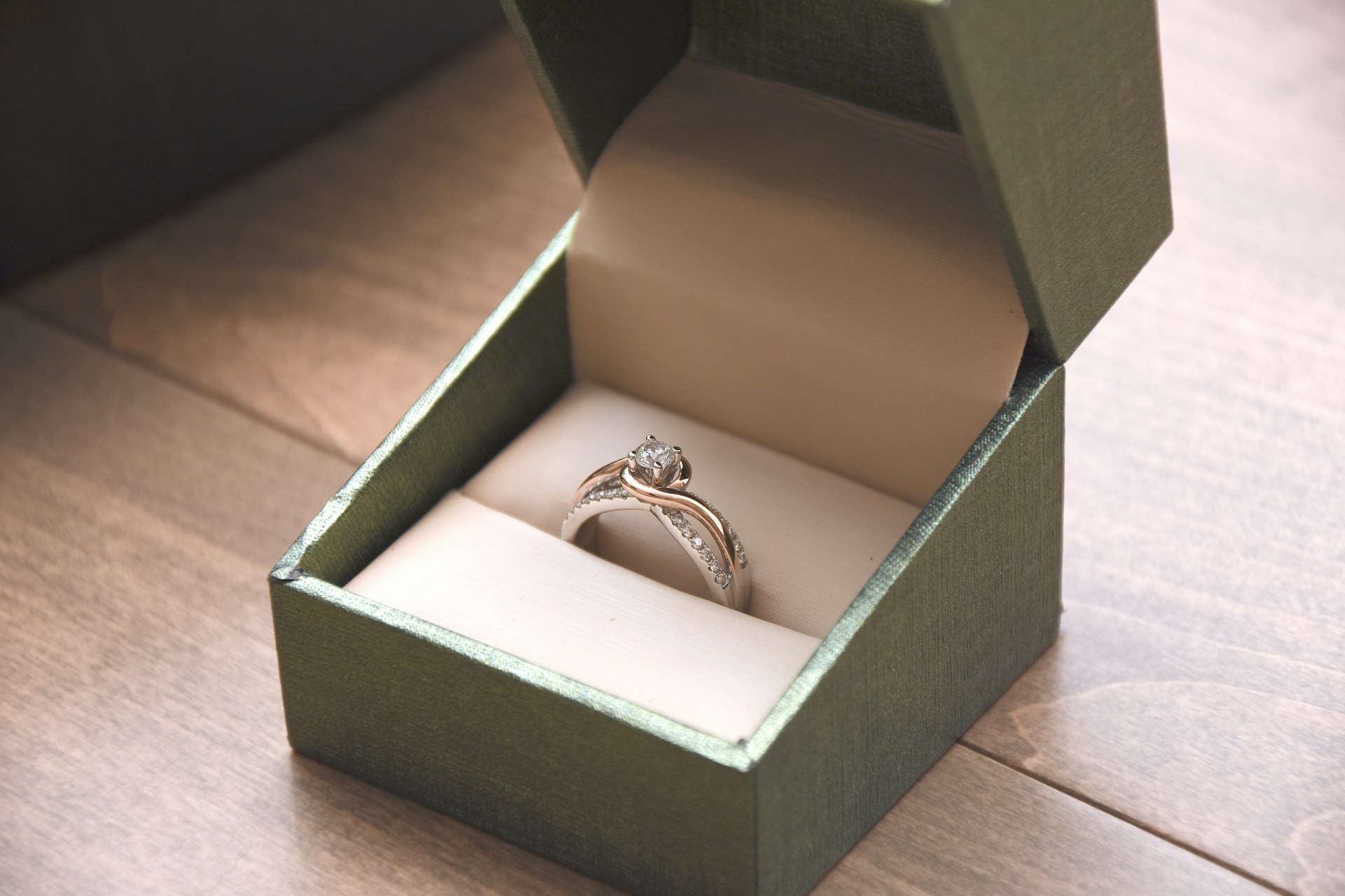 Un anillo de diamantes en una caja | Fuente: Unsplash