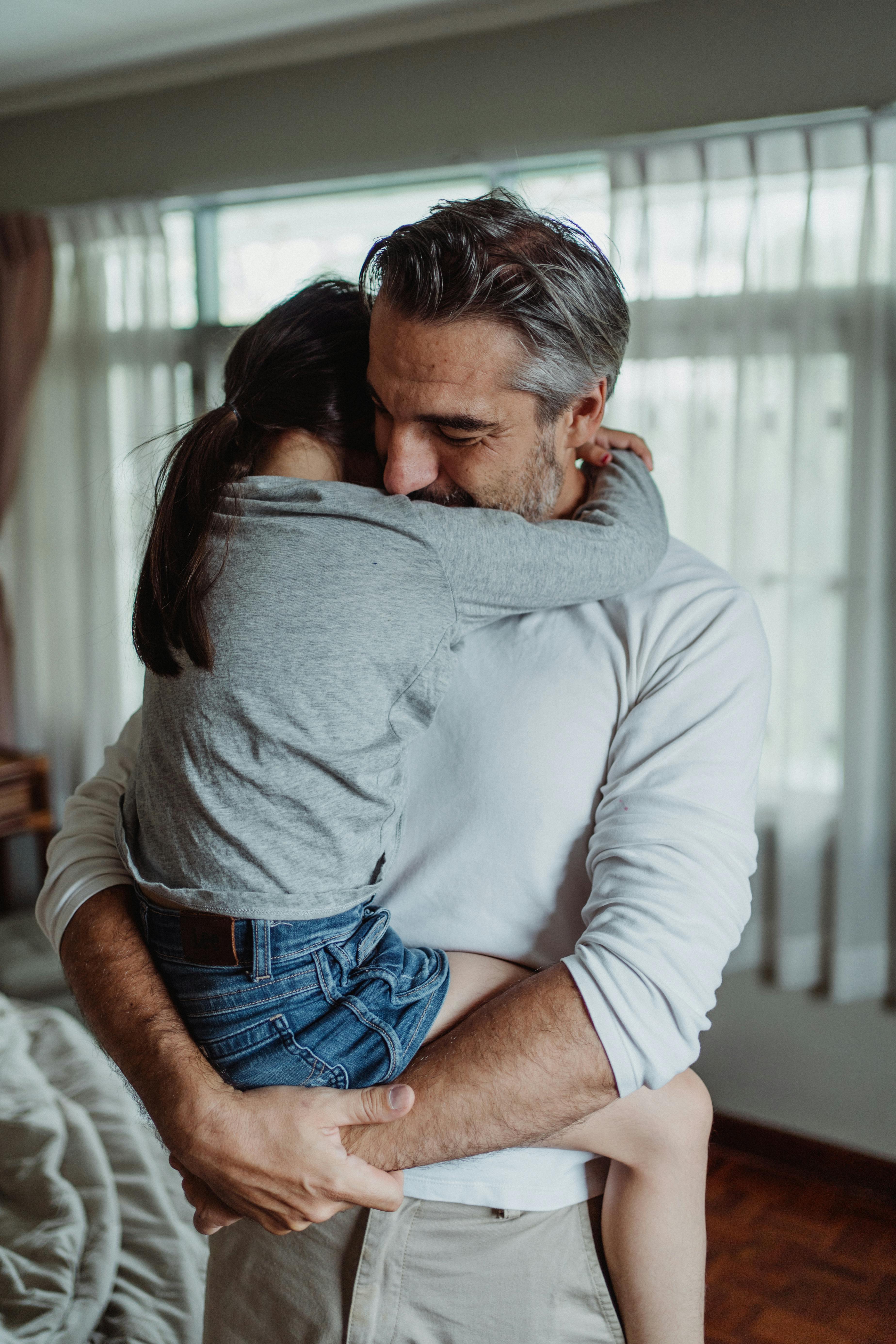 Padre abrazando a su hija | Fuente: Pexels