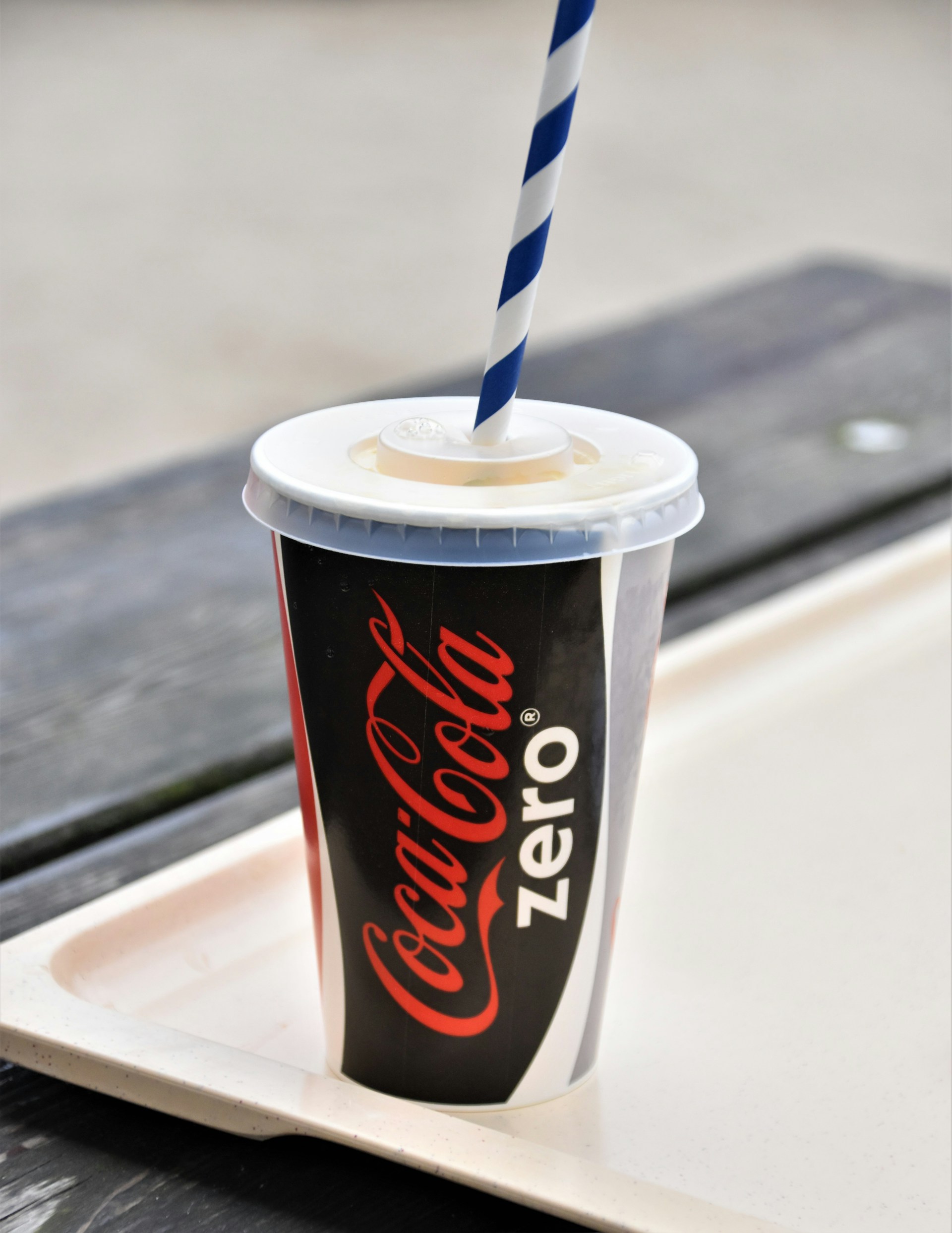 Un vaso de bebida fría en una bandeja | Fuente: Unsplash