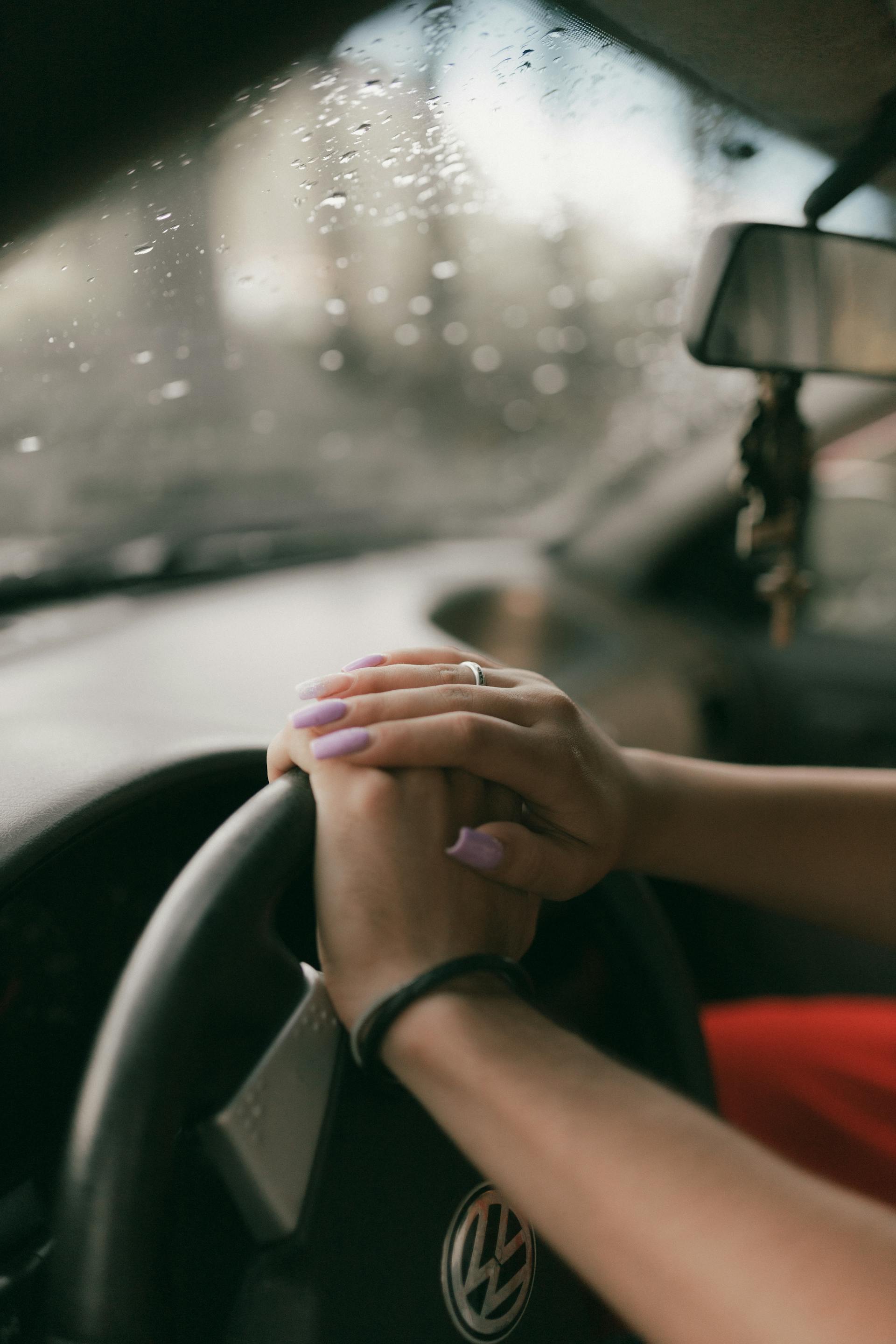 Una mujer conduciendo un automóvil | Fuente: Pexels