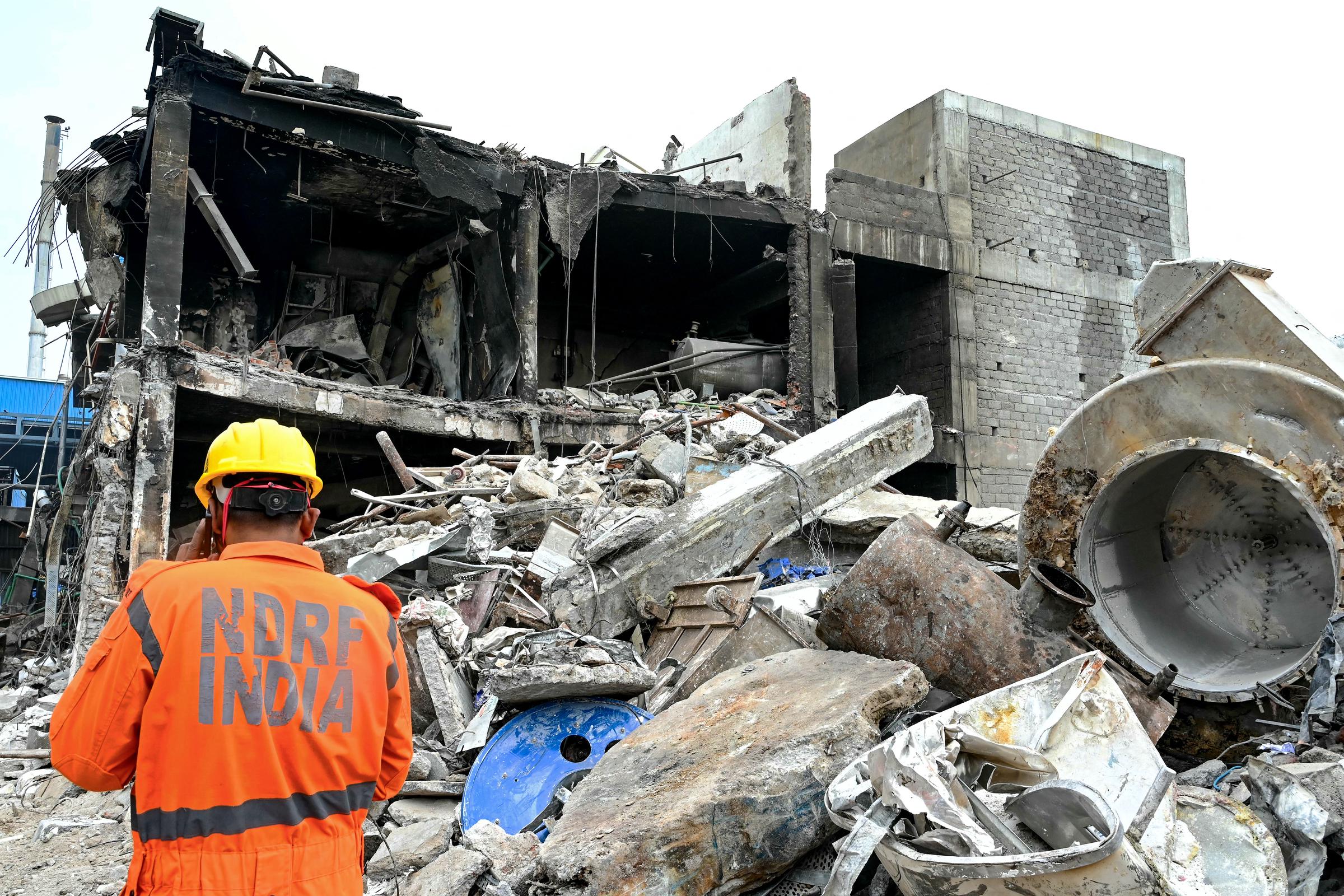 Un trabajador de rescate inspecciona los restos de la planta destruida de Sigachi Industries en Telangana, un día después de la explosión mortal registrada el 1 de julio de 2025 | Fuente: Getty Images