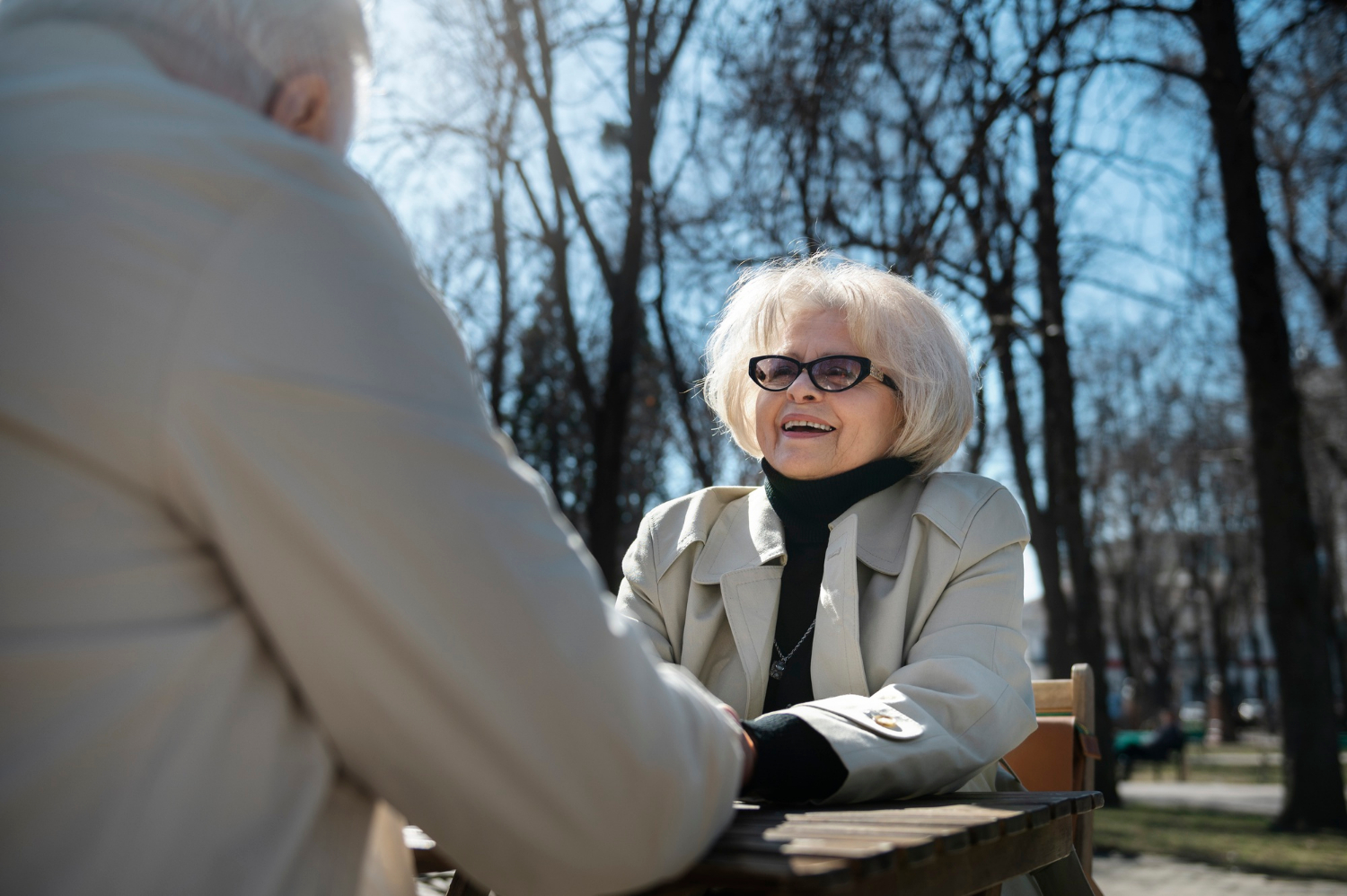 Una pareja de ancianos tomados de la mano | Fuente: Freepik
