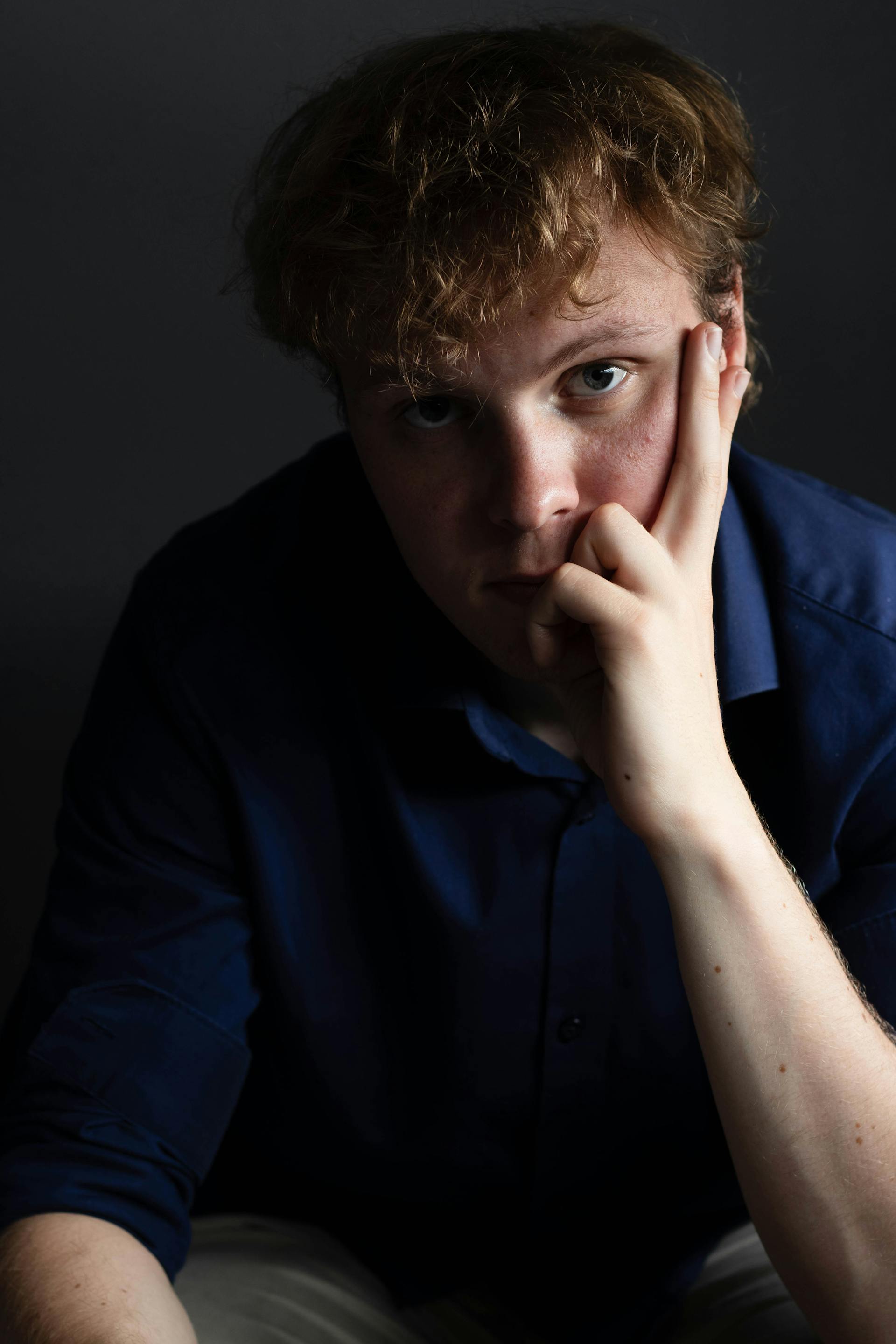 Un joven con una expresión facial seria | Fuente: Pexels