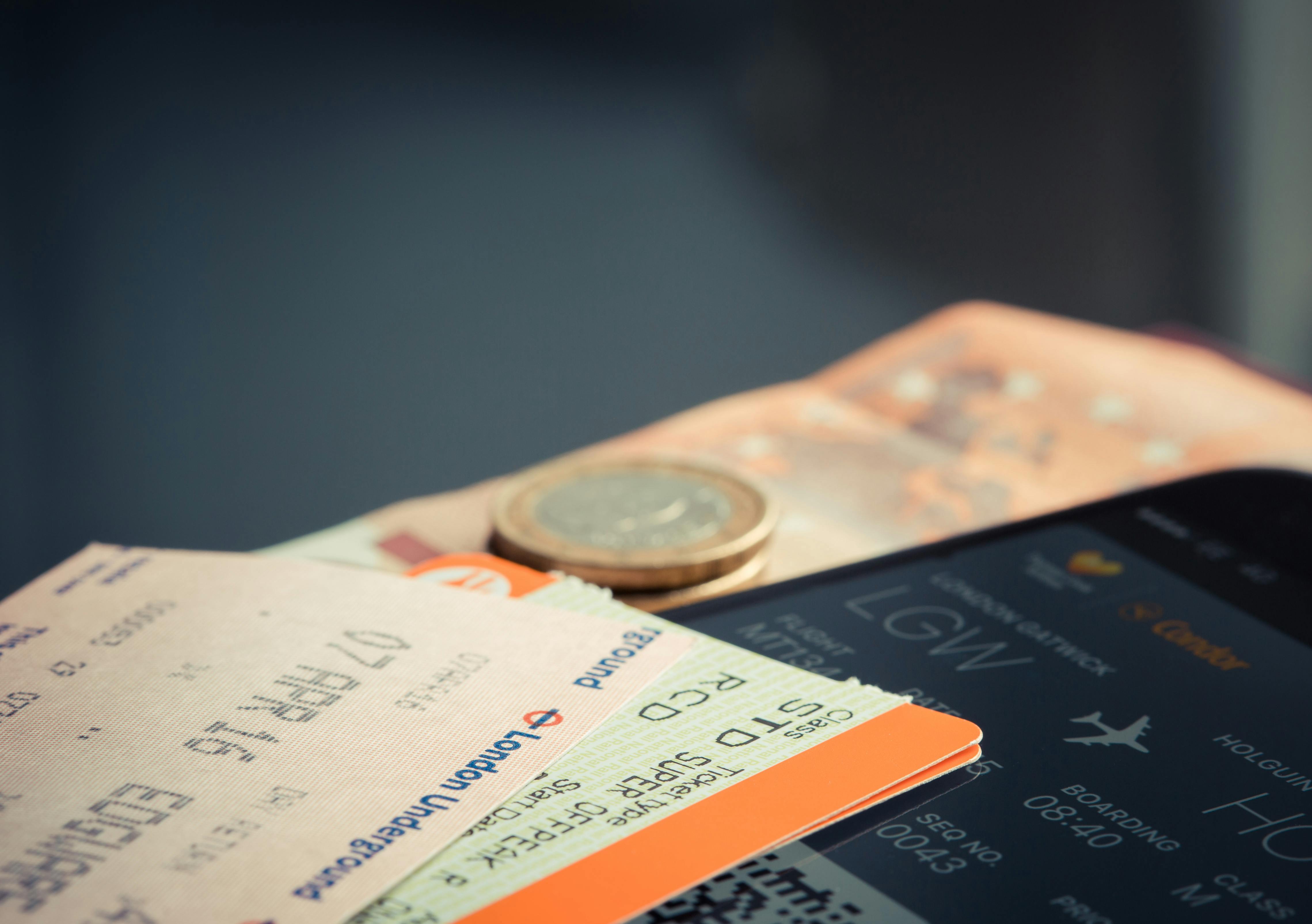 Billetes de avión en un mostrador | Fuente: Pexels