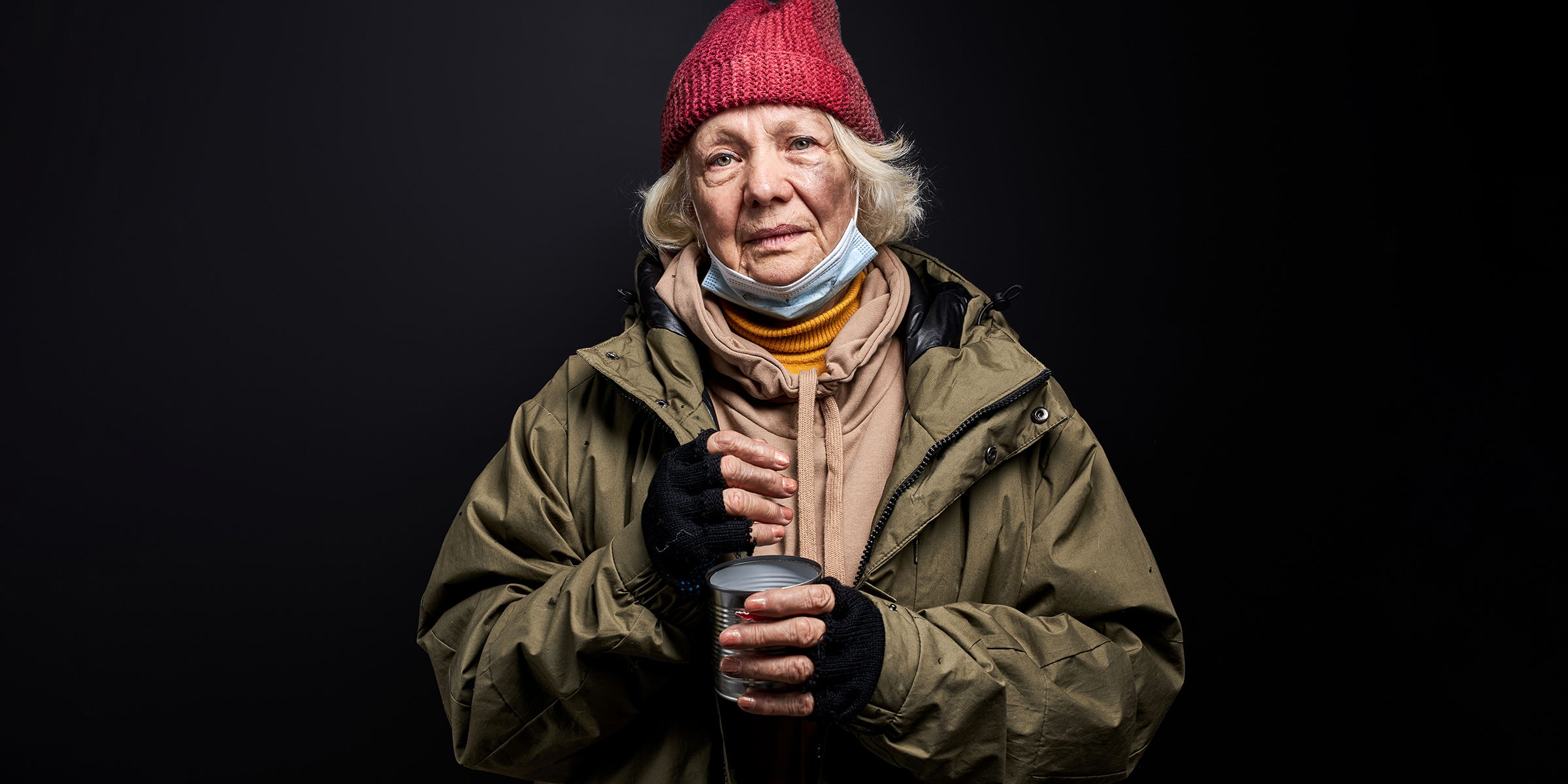 Una anciana sin hogar | Fuente: Shutterstock