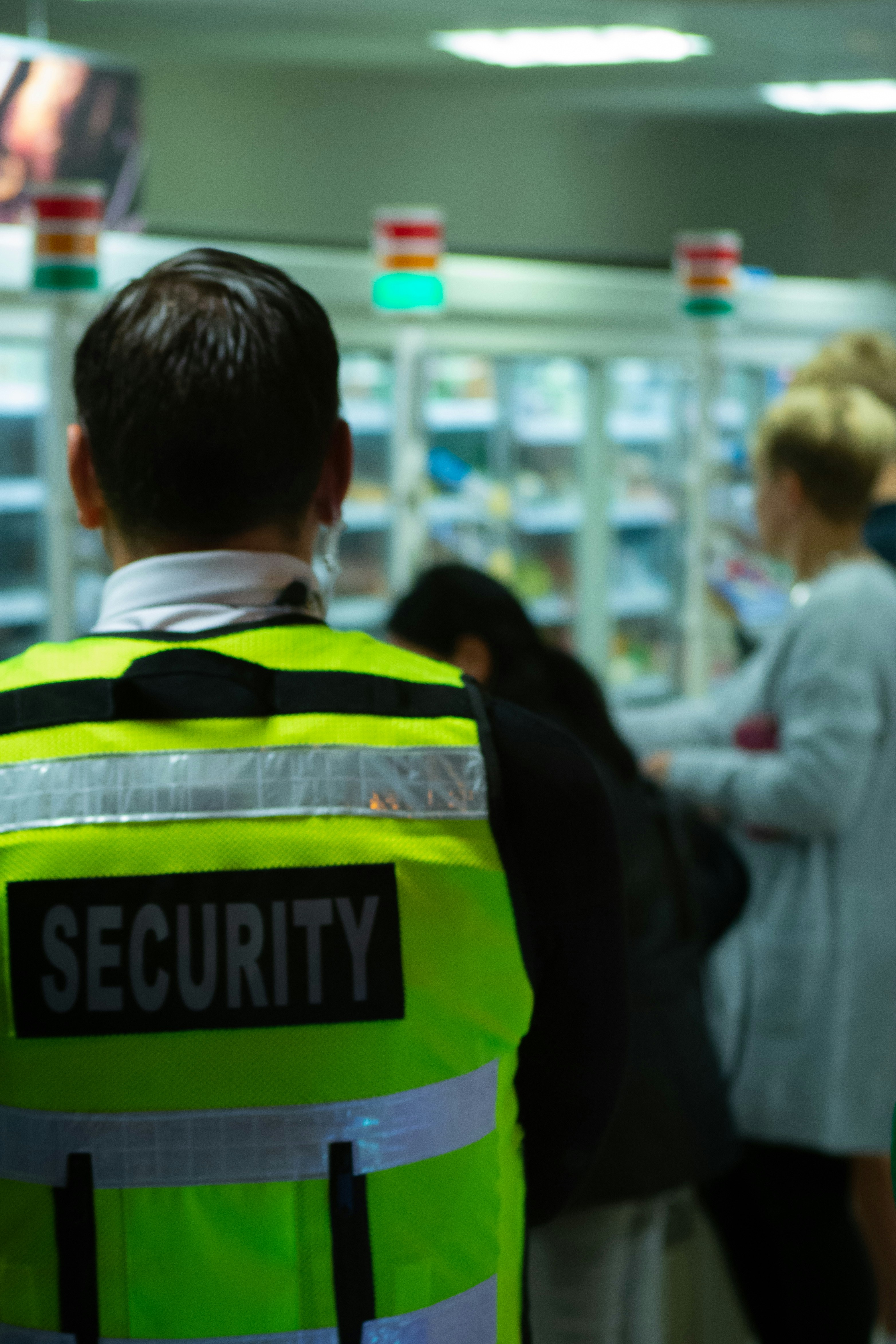 Un hombre con una chaqueta de seguridad | Fuente: Unsplash