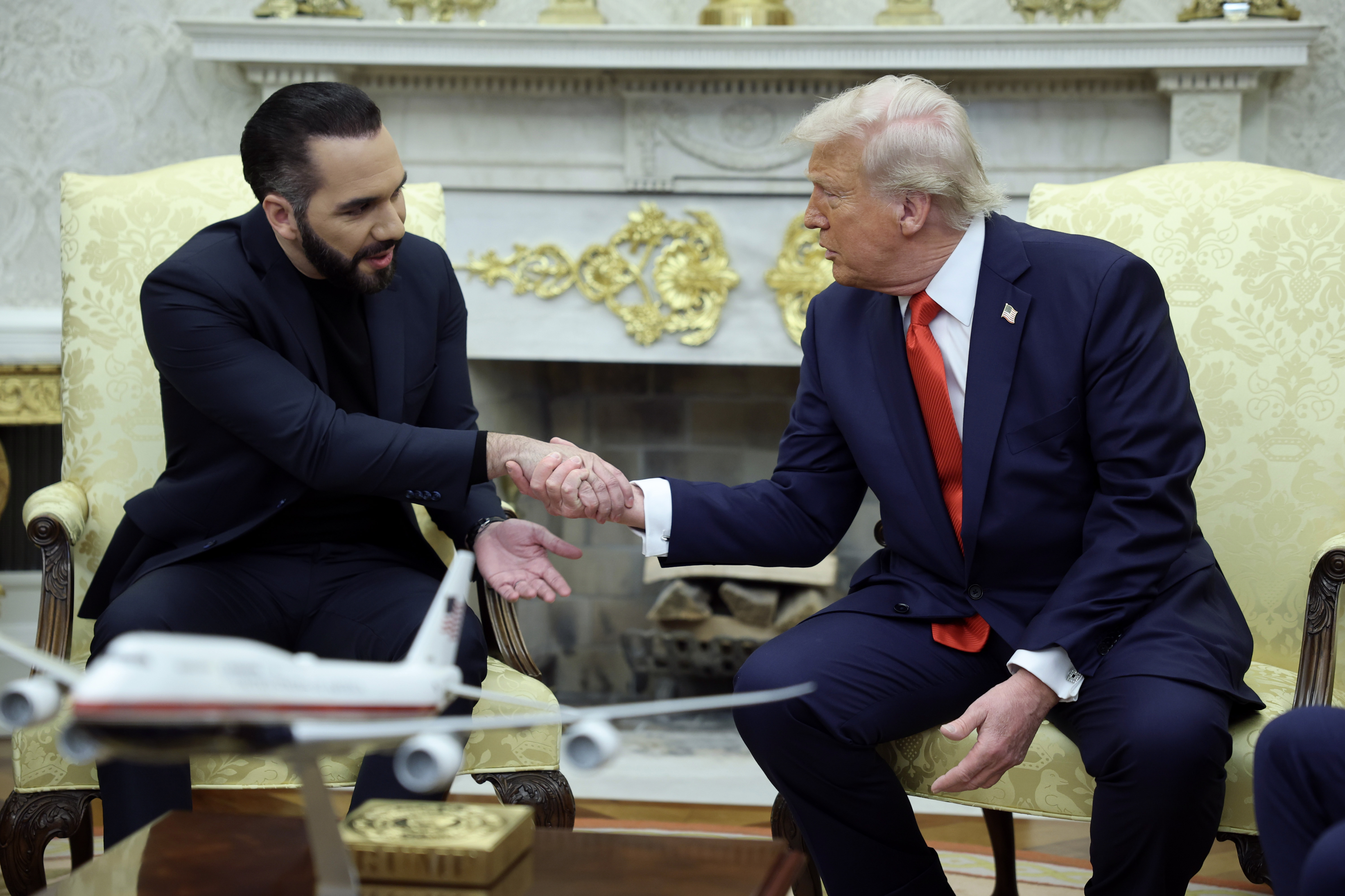 El presidente de Estados Unidos, Donald Trump, se reúne con el presidente de El Salvador, Nayib Bukele, en el Despacho Oval de la Casa Blanca el 14 de abril de 2025, en Washington, D.C. | Fuente: Getty Images
