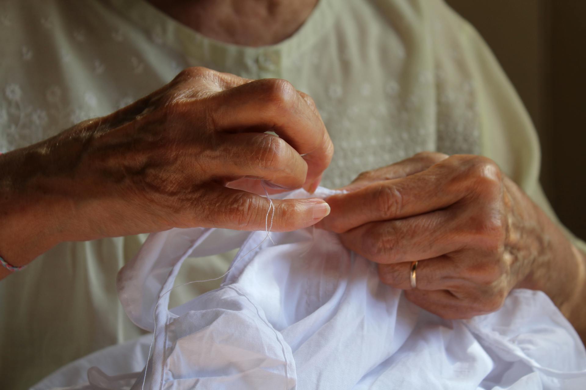 Una anciana cosiendo | Fuente: Pexels