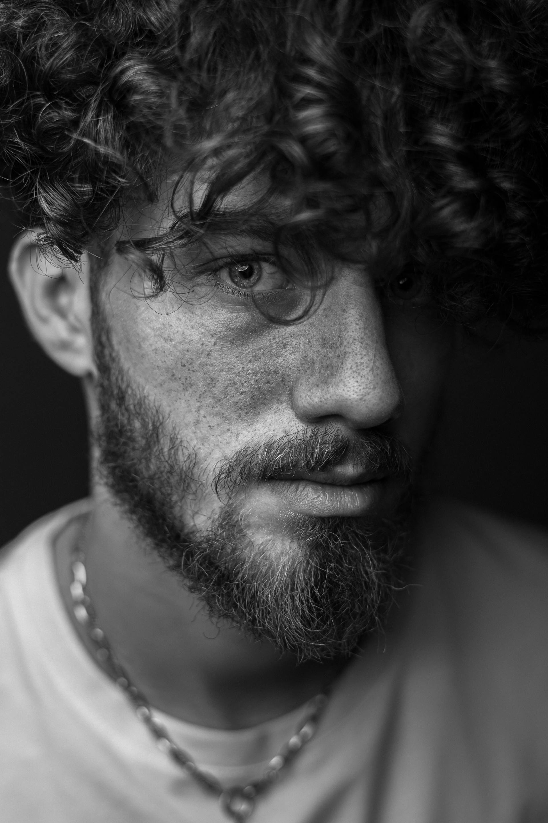 Un hombre mirando atónito | Fuente: Pexels