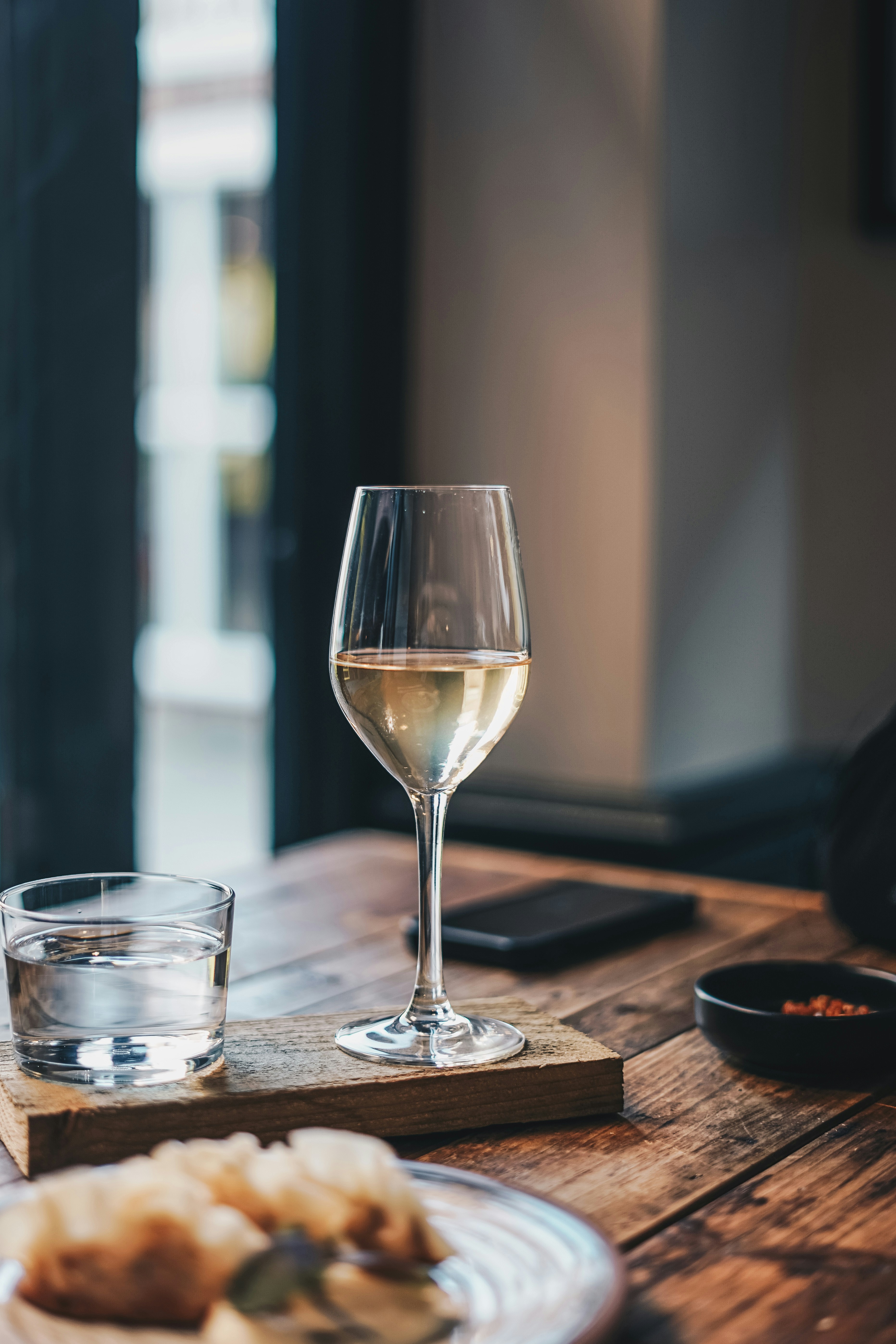 Una copa de vino sobre una mesa | Fuente: Unsplash