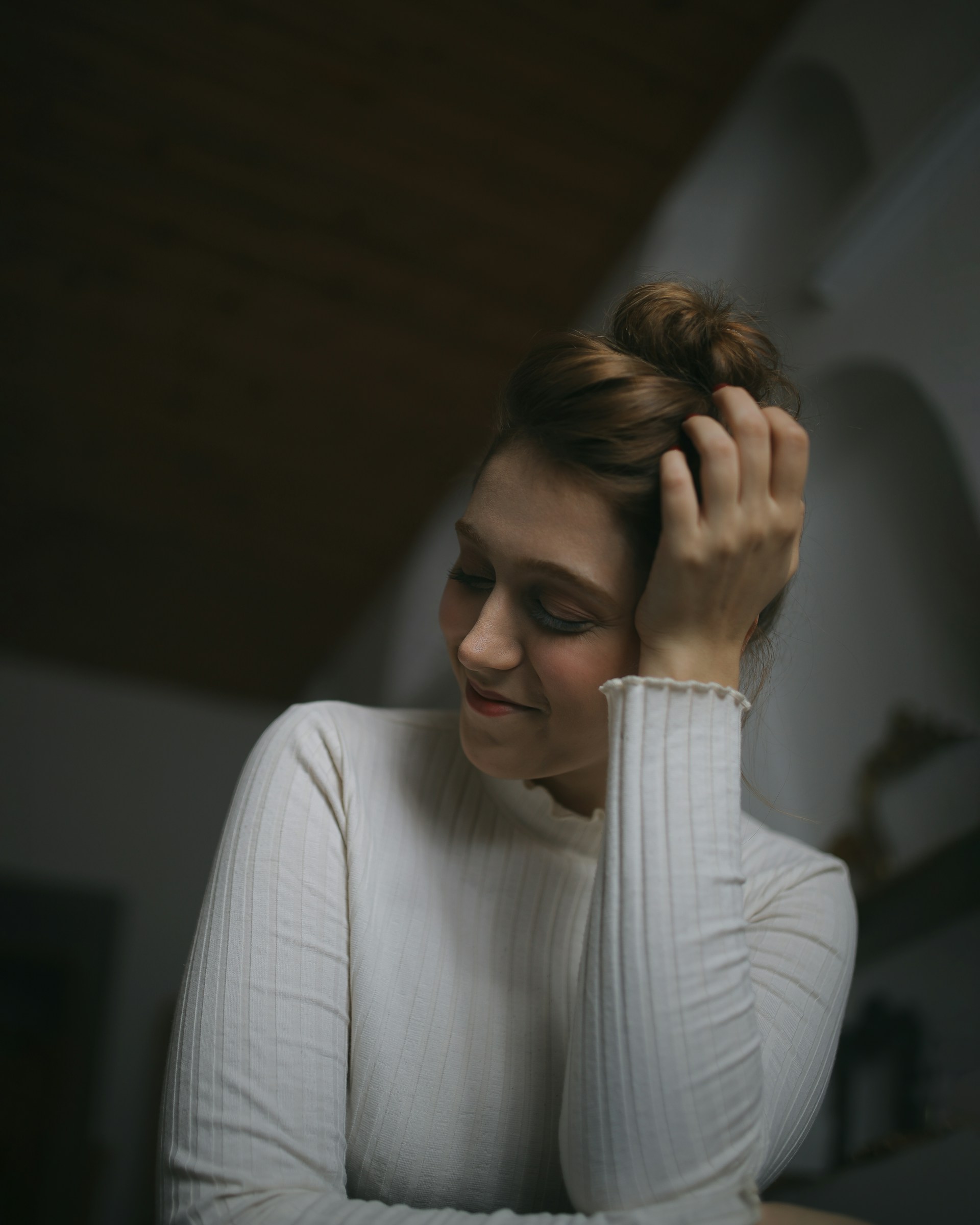 Una mujer rascándose la cabeza | Fuente: Unsplash