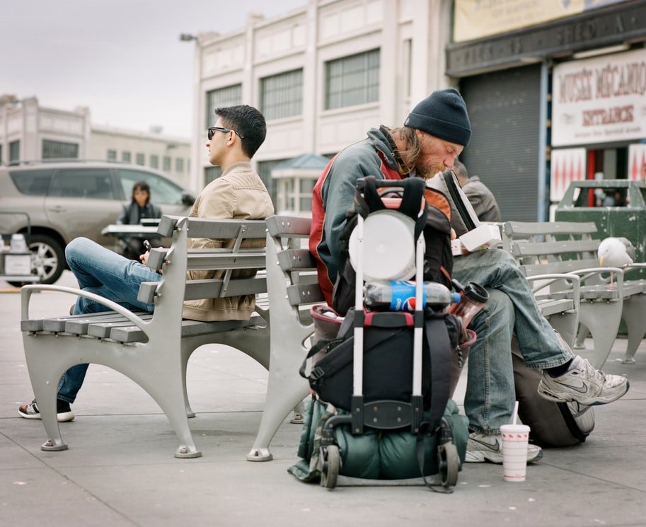 Un vagabundo sentado en el banco de una plaza | Fuente: Unsplash