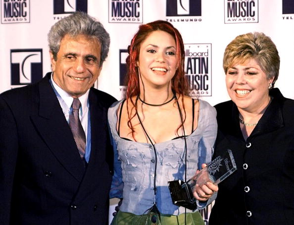 Shakira (centro), ganadora del Álbum Pop del Año, de Colombia, posa con sus padres (nombres no disponibles) en los Premios Billboard de la Música Latina el 22 de abril de 1999 en el Hotel Fontainebleau en Miami Beach, Florida | Fuente: Getty Images