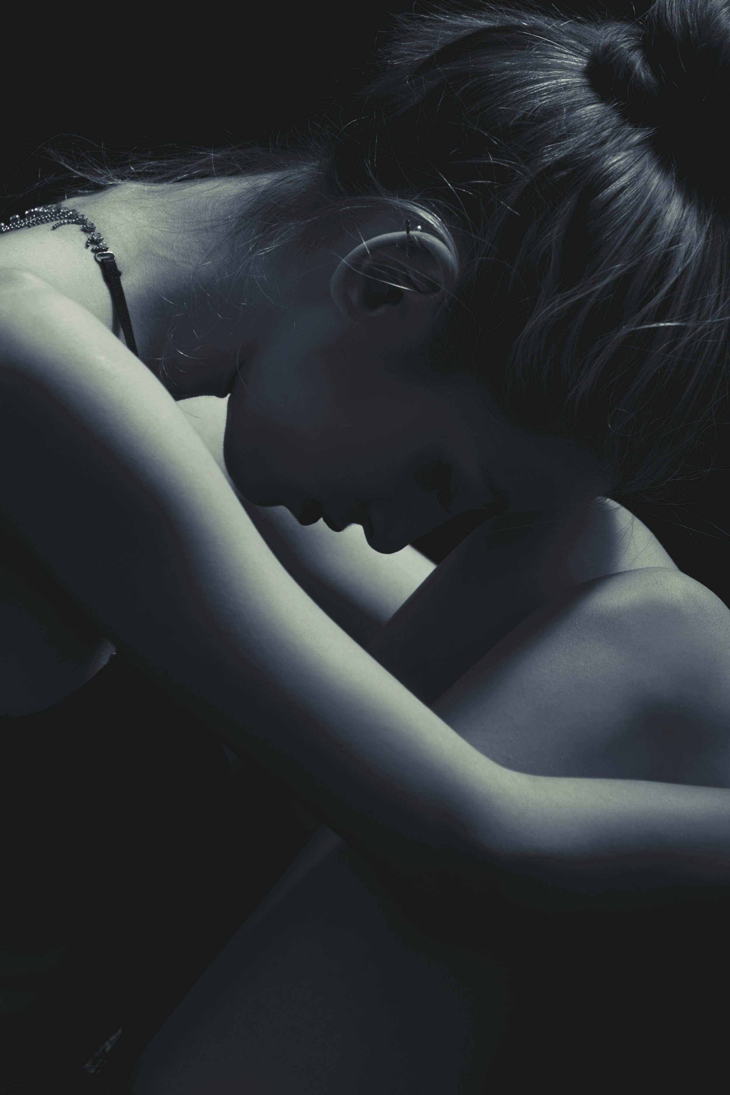 Foto en escala de grises de una mujer angustiada | Fuente: Unsplash
