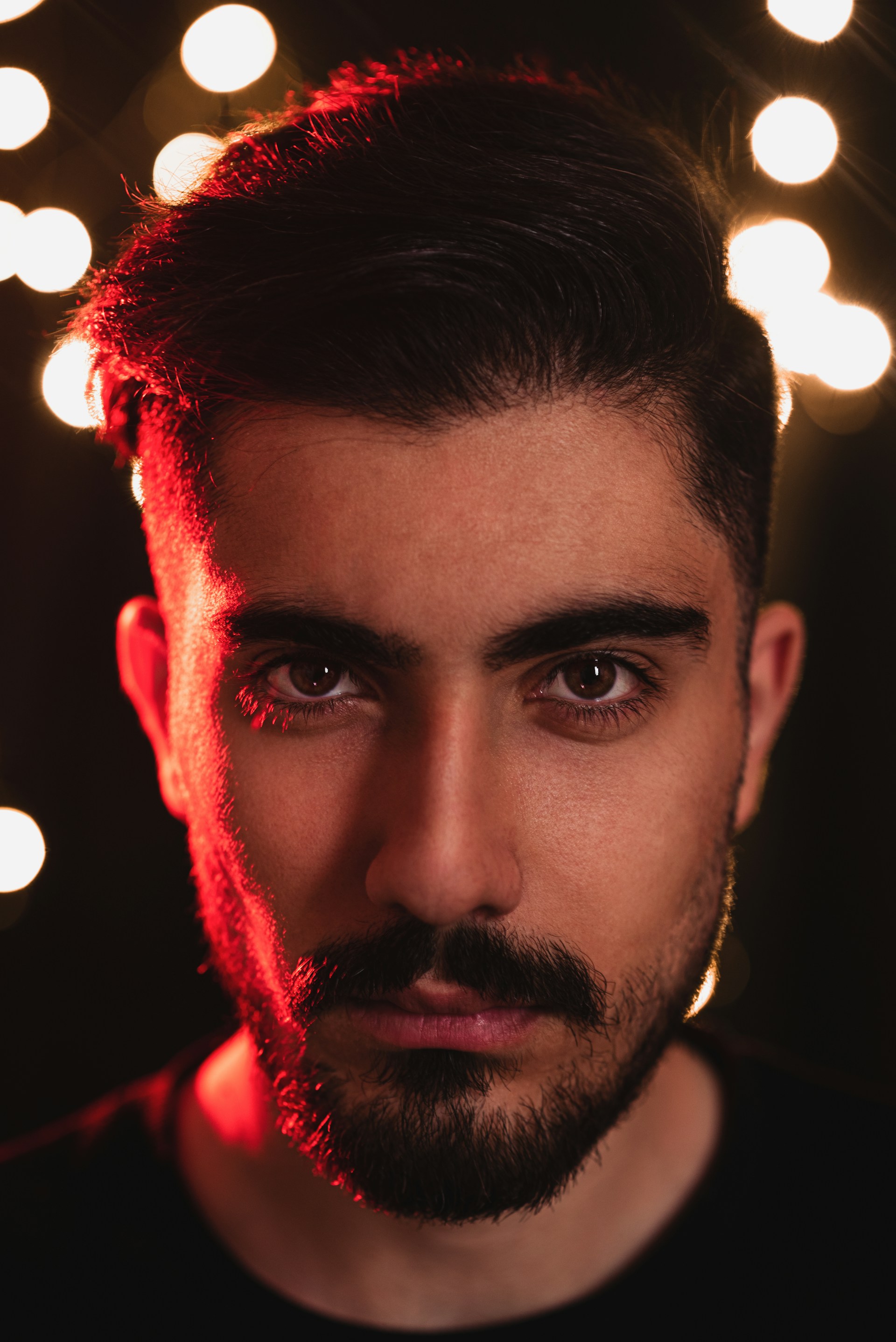 Un hombre mirando a alguien | Fuente: Unsplash