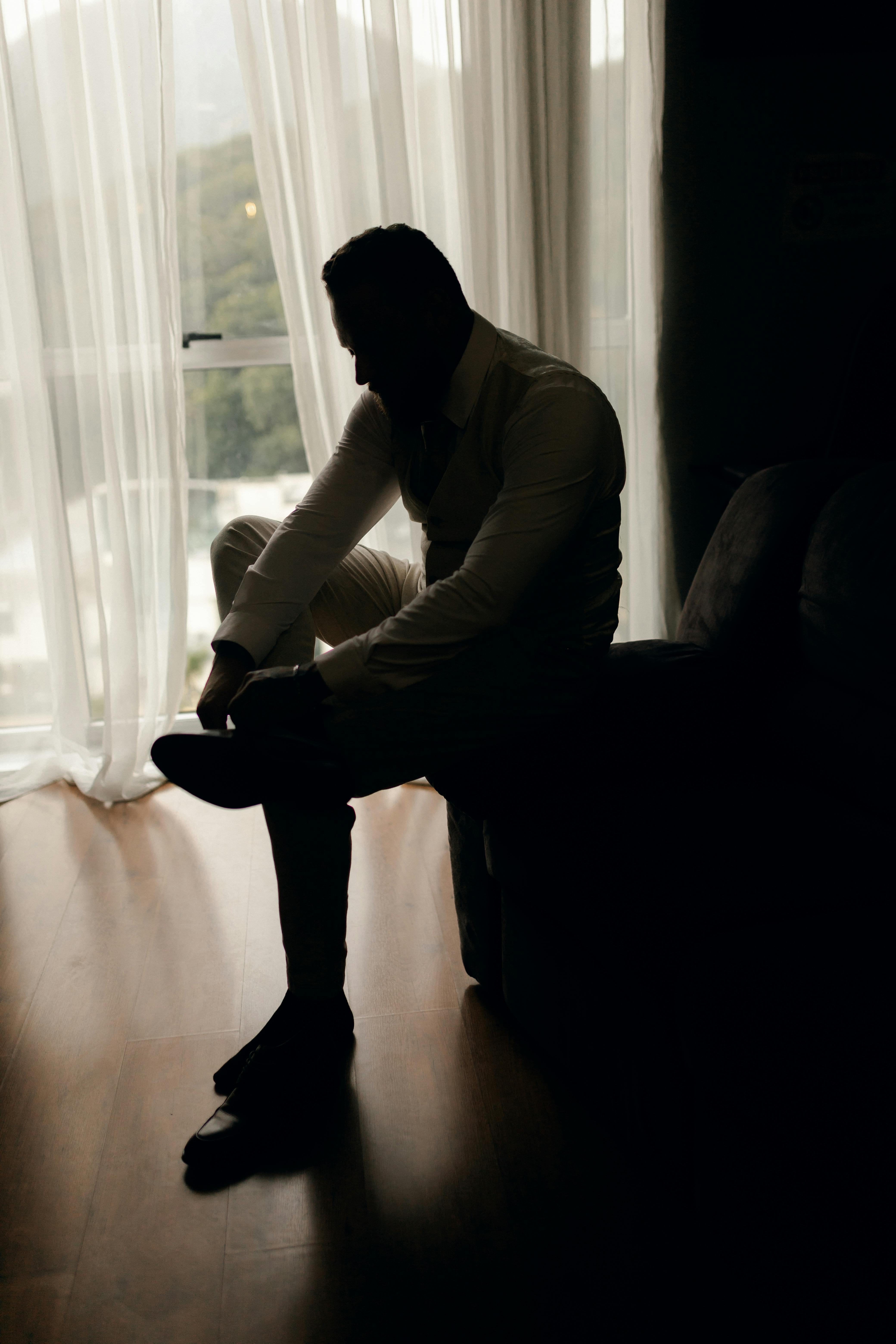 Hombre vistiéndose | Fuente: Pexels