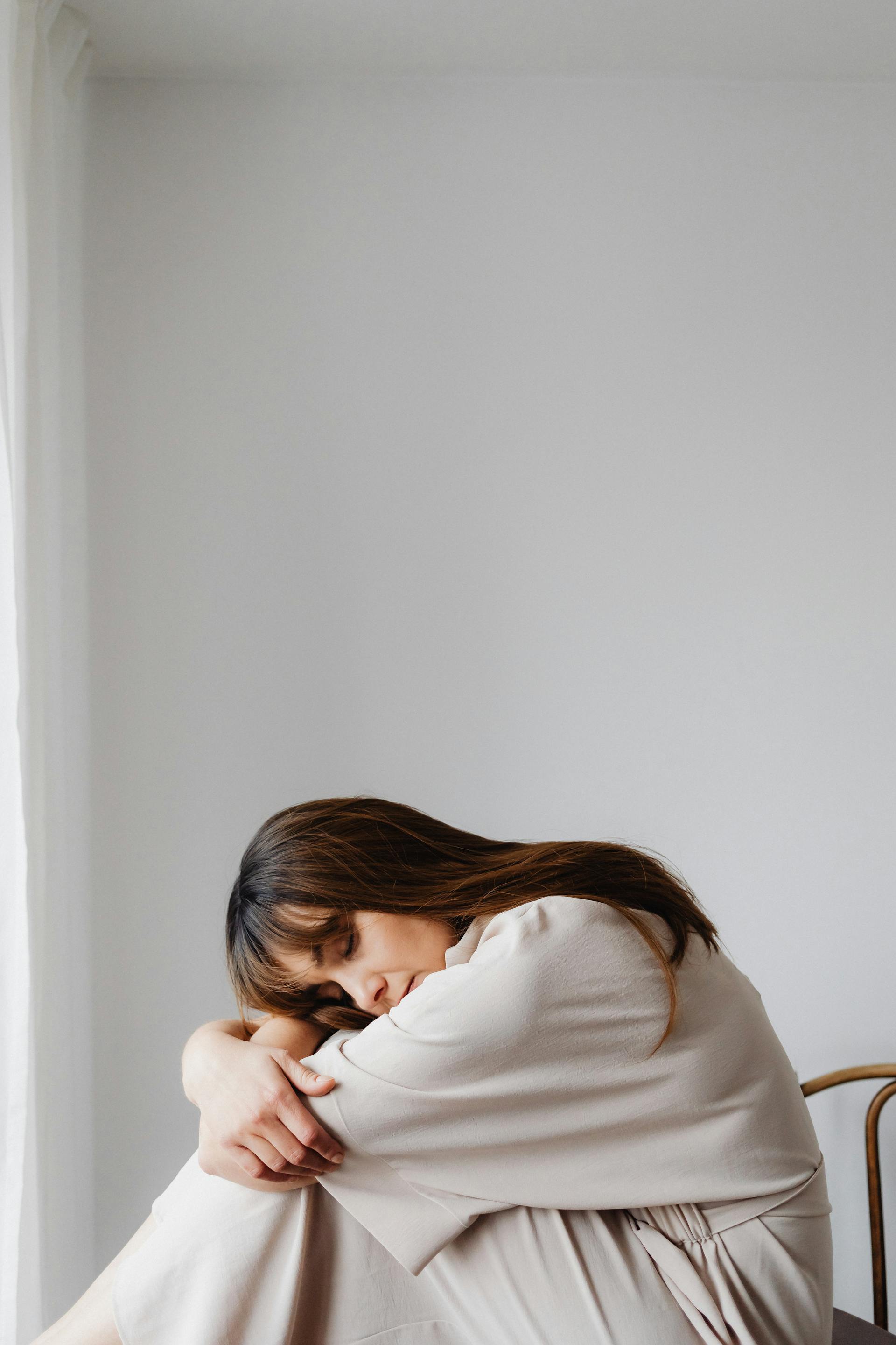 Una mujer cansada sentada en posición encorvada | Fuente: Pexels