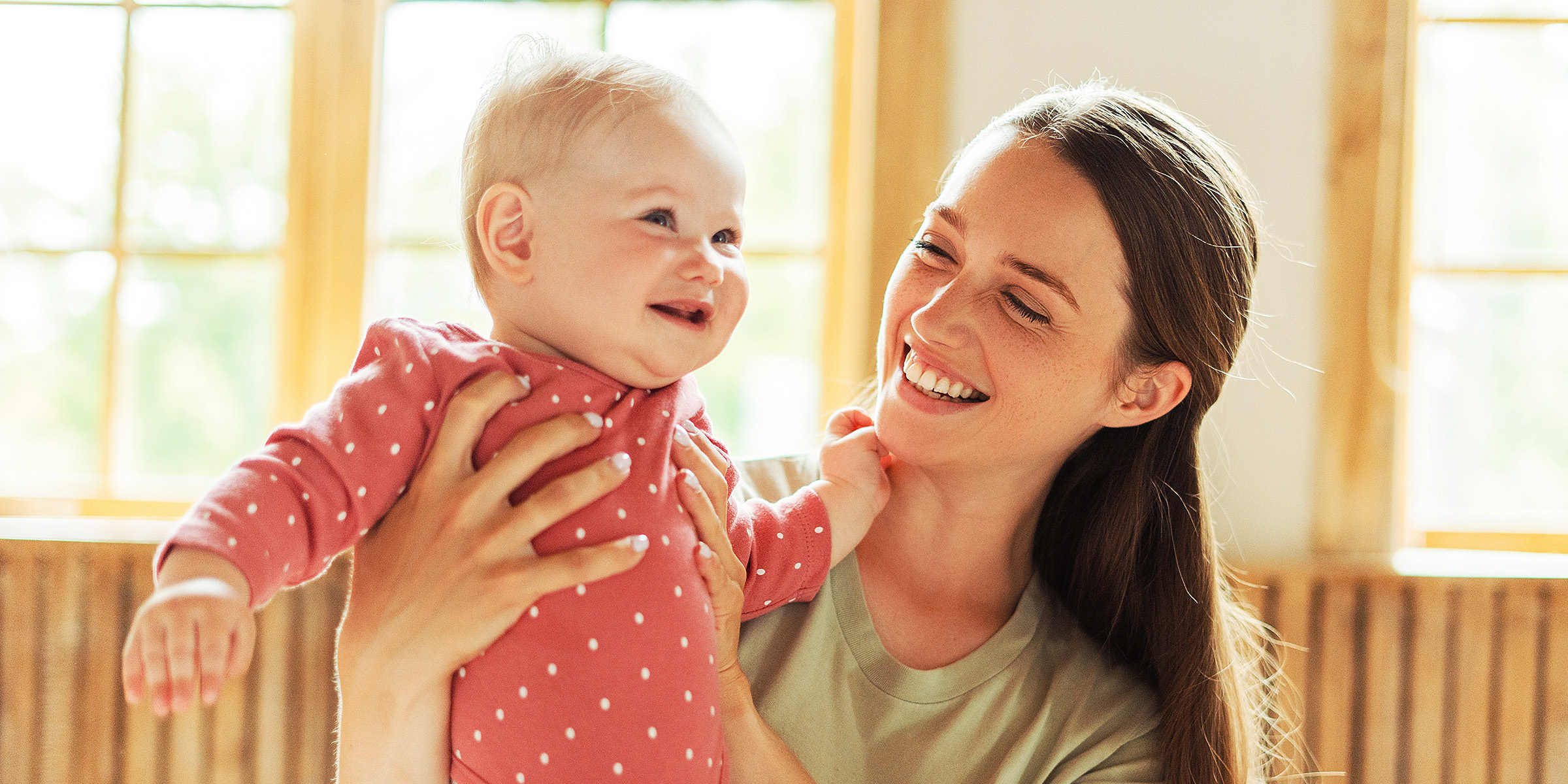 Una mujer con un bebé en brazos | Fuente: Shutterstock