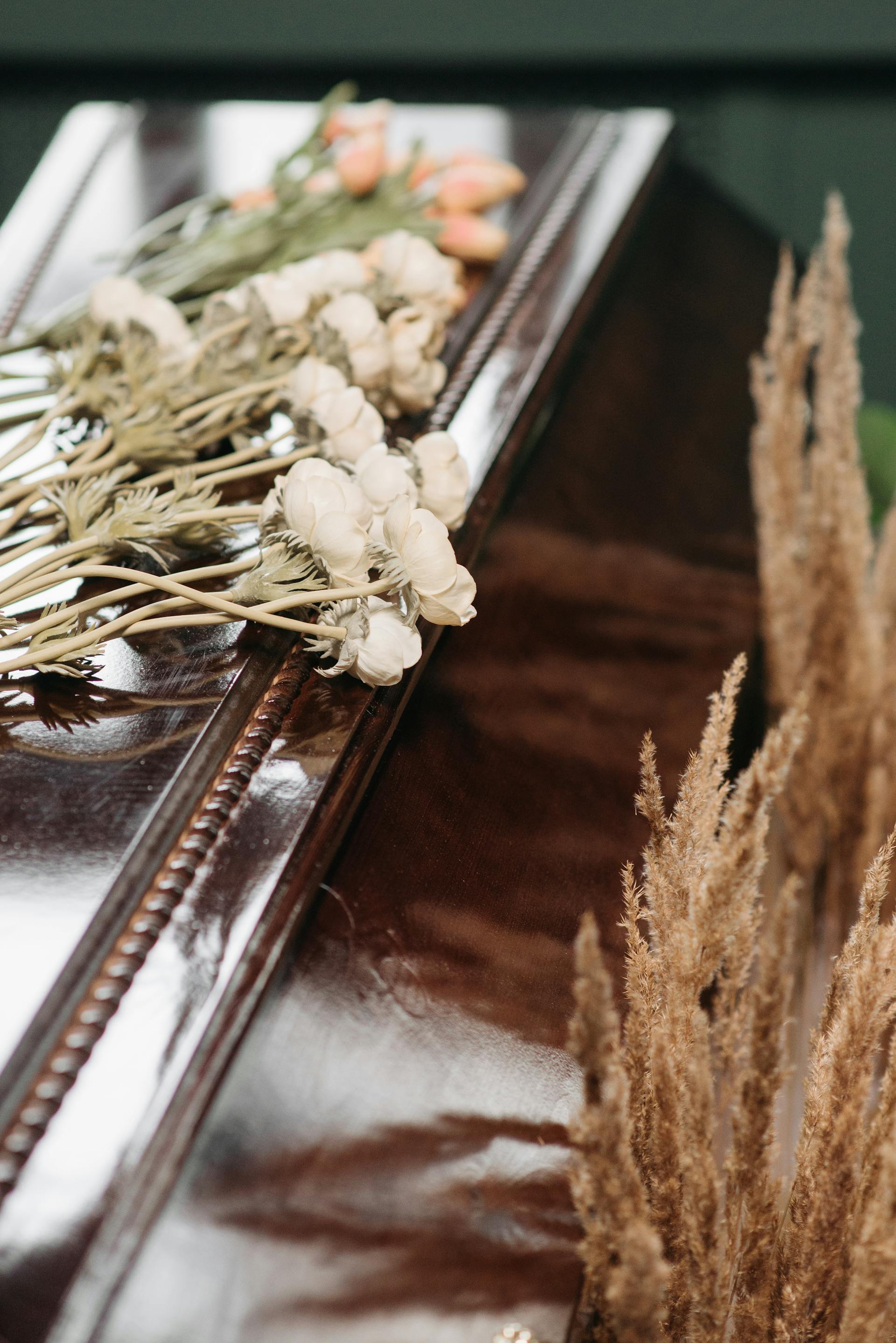Flores blancas sobre un ataúd | Fuente: Pexels