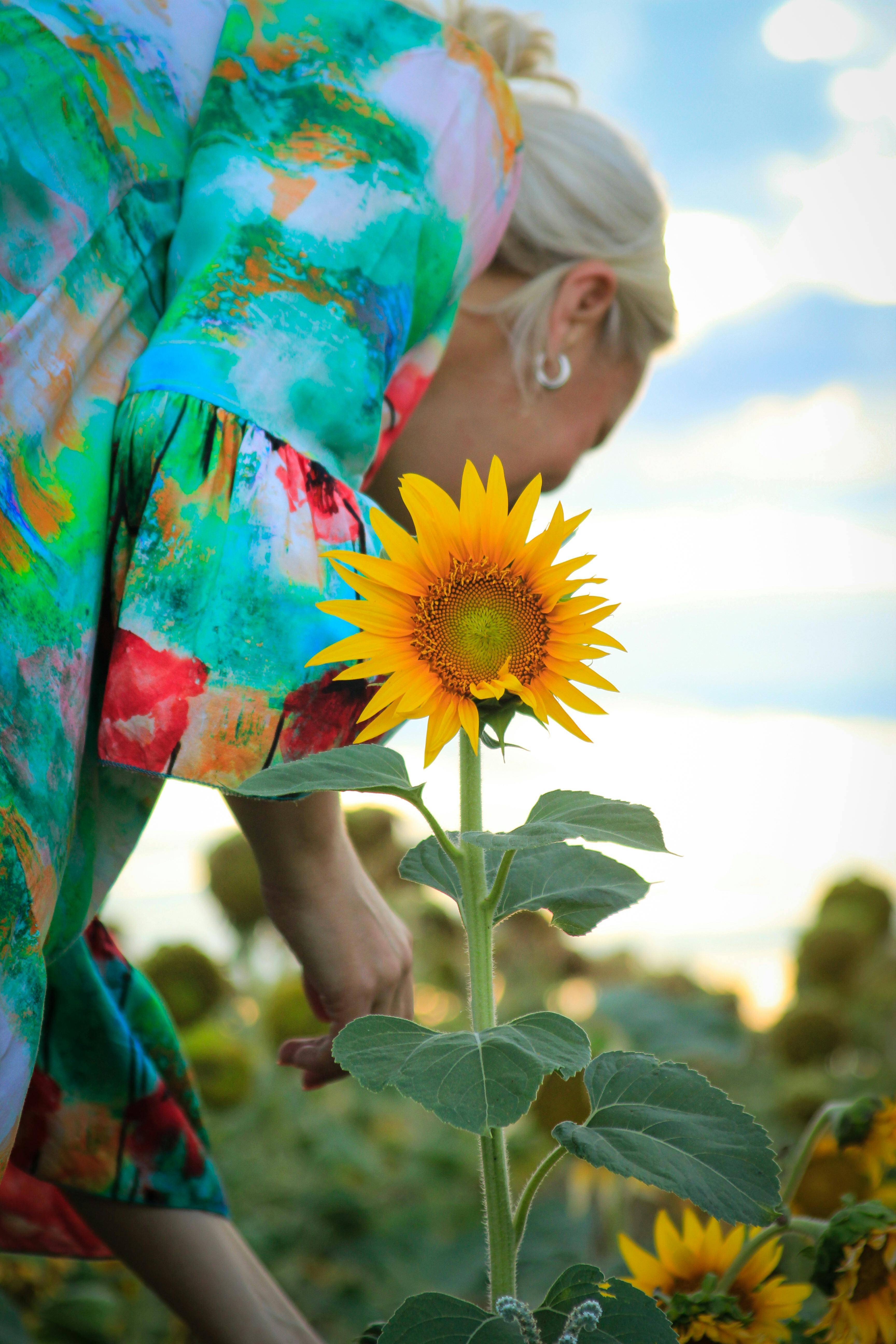 Una mujer en su jardín | Fuente: Pexels