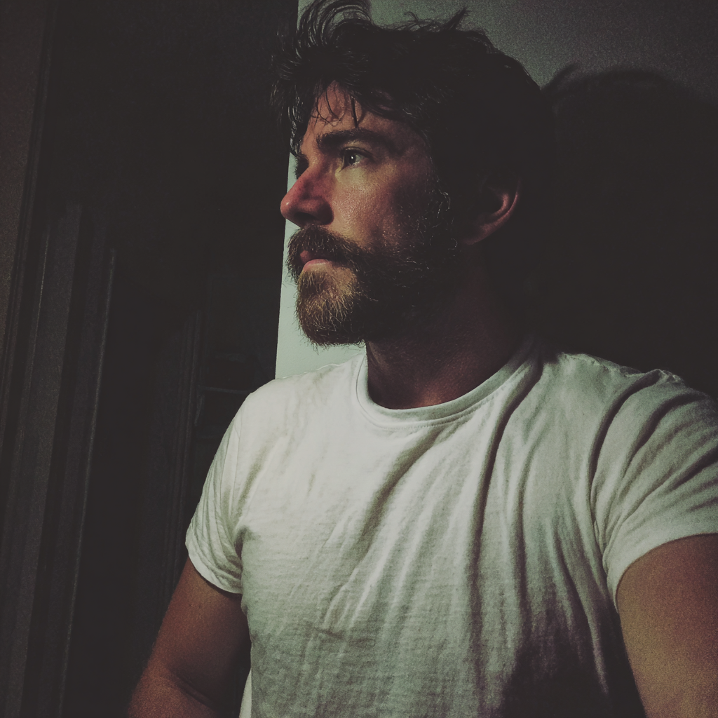 Un hombre apoyado en una pared | Fuente: Midjourney