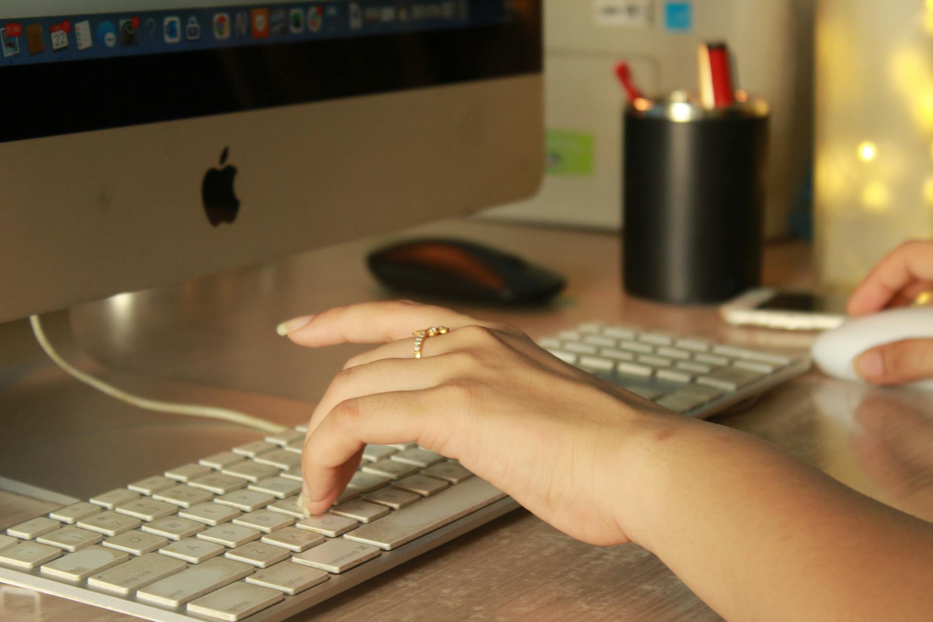 Una mujer trabajando en su ordenador | Fuente: Pexels