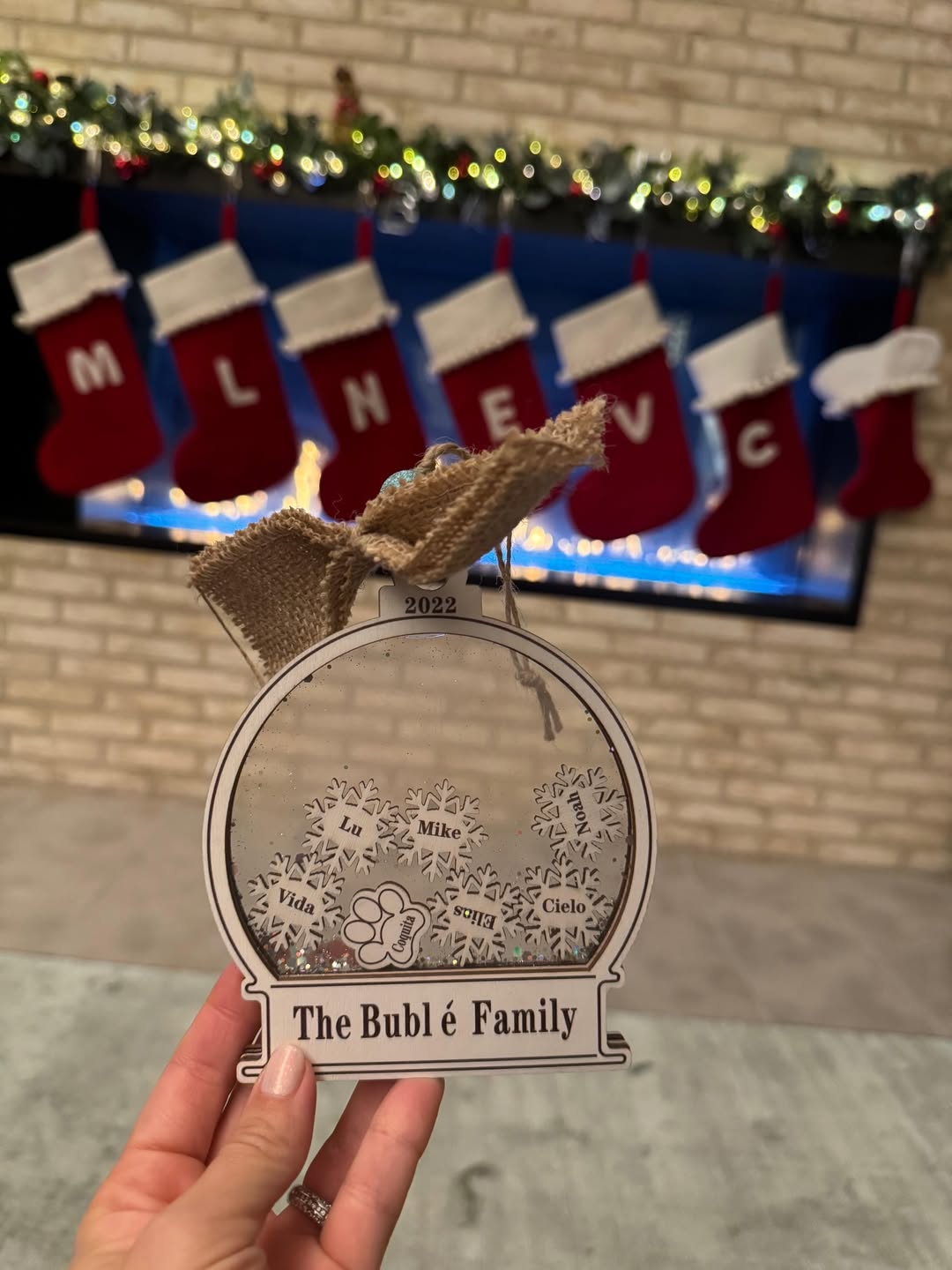 Luisana Lopilato mostró las medias navideñas con las iniciales de los miembros de su familia y una de las medias sin inicial | Fuente: Instagram/luisanalopilato