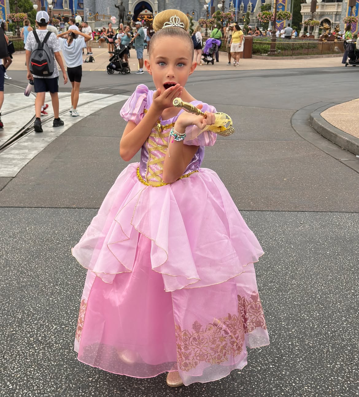 Matilda Salazar posando con su vestido rosa de princesa en un camino de Magic Kingdom | Fuente: Instagram/lovingmatilda